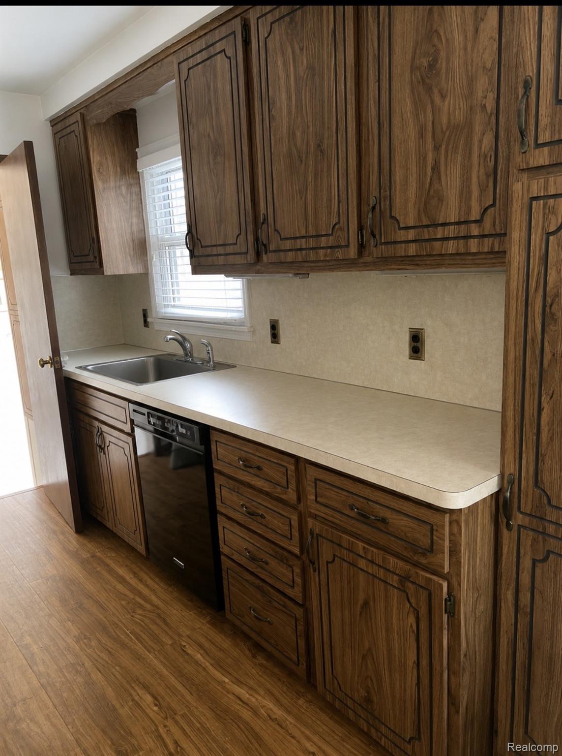 8460 Riverview Street Property Photo 4