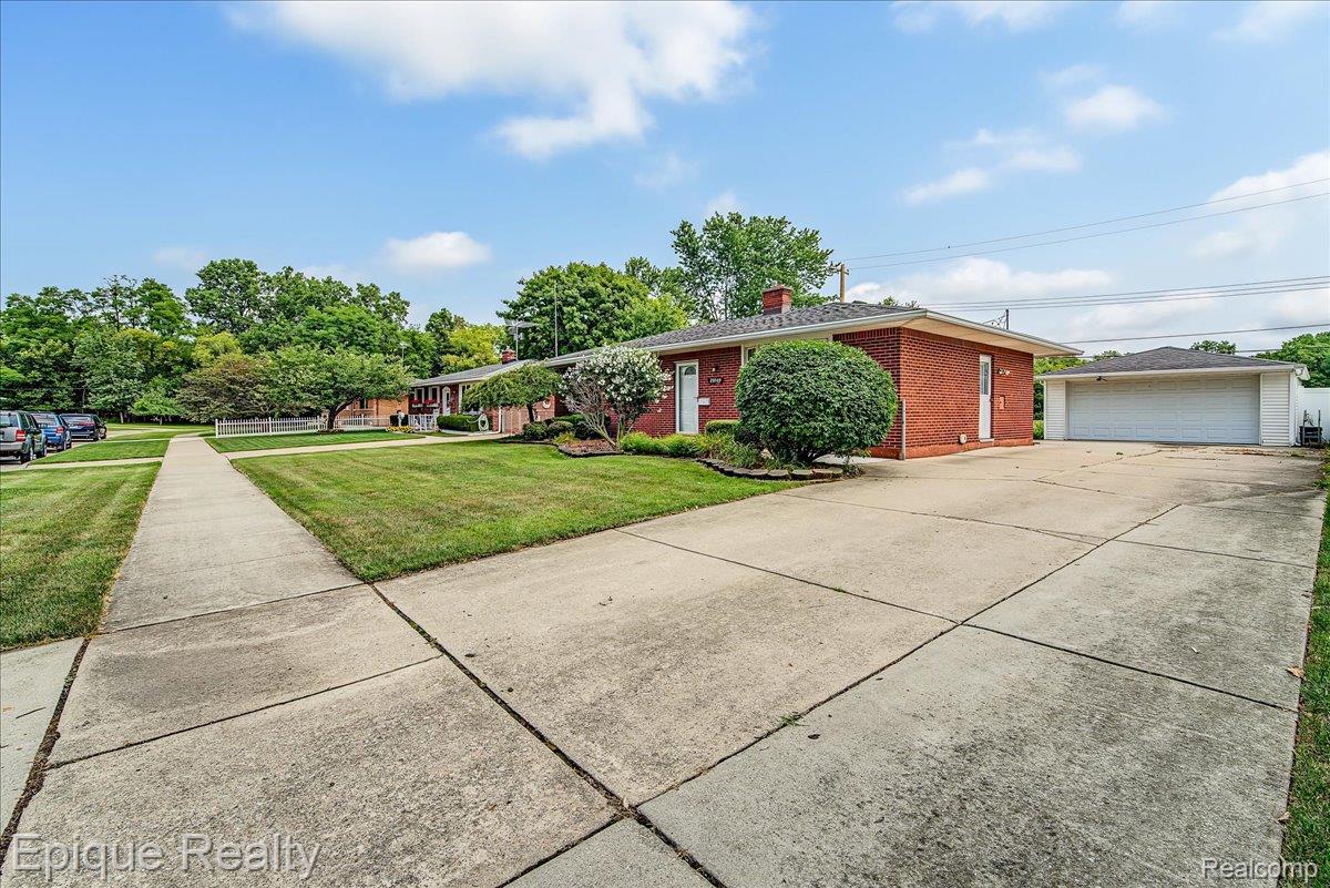 29749 Ailanthus Drive Property Photo 4
