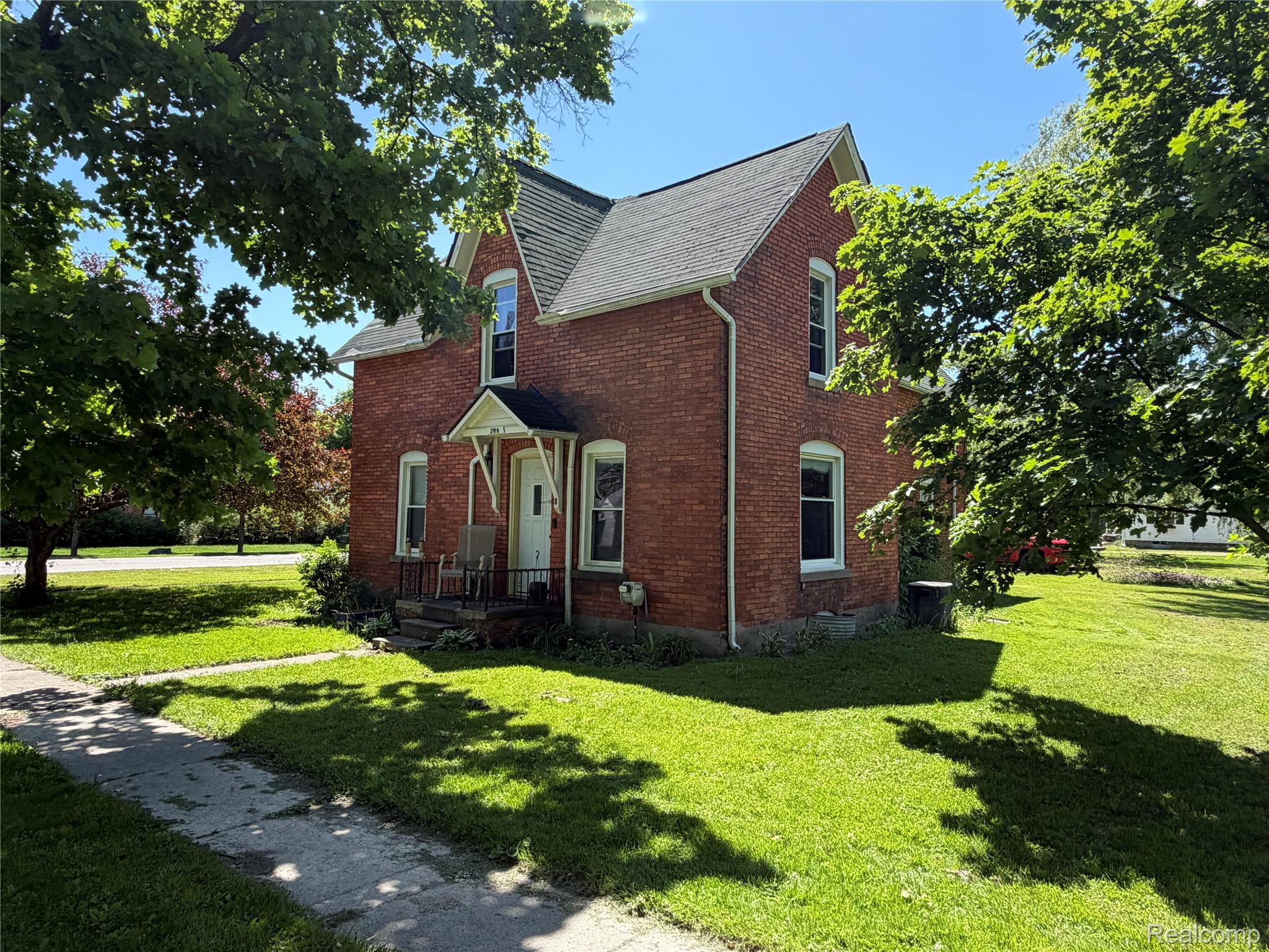 208 E Mill Street Property Photo 3