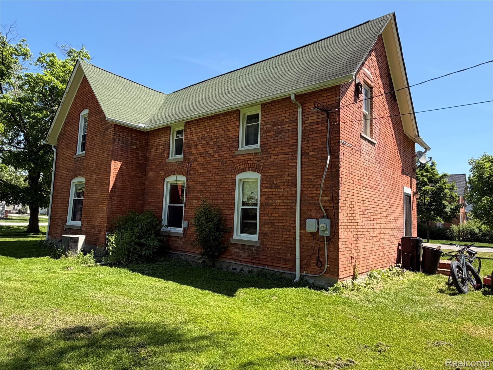 208 E Mill Street Property Photo 5