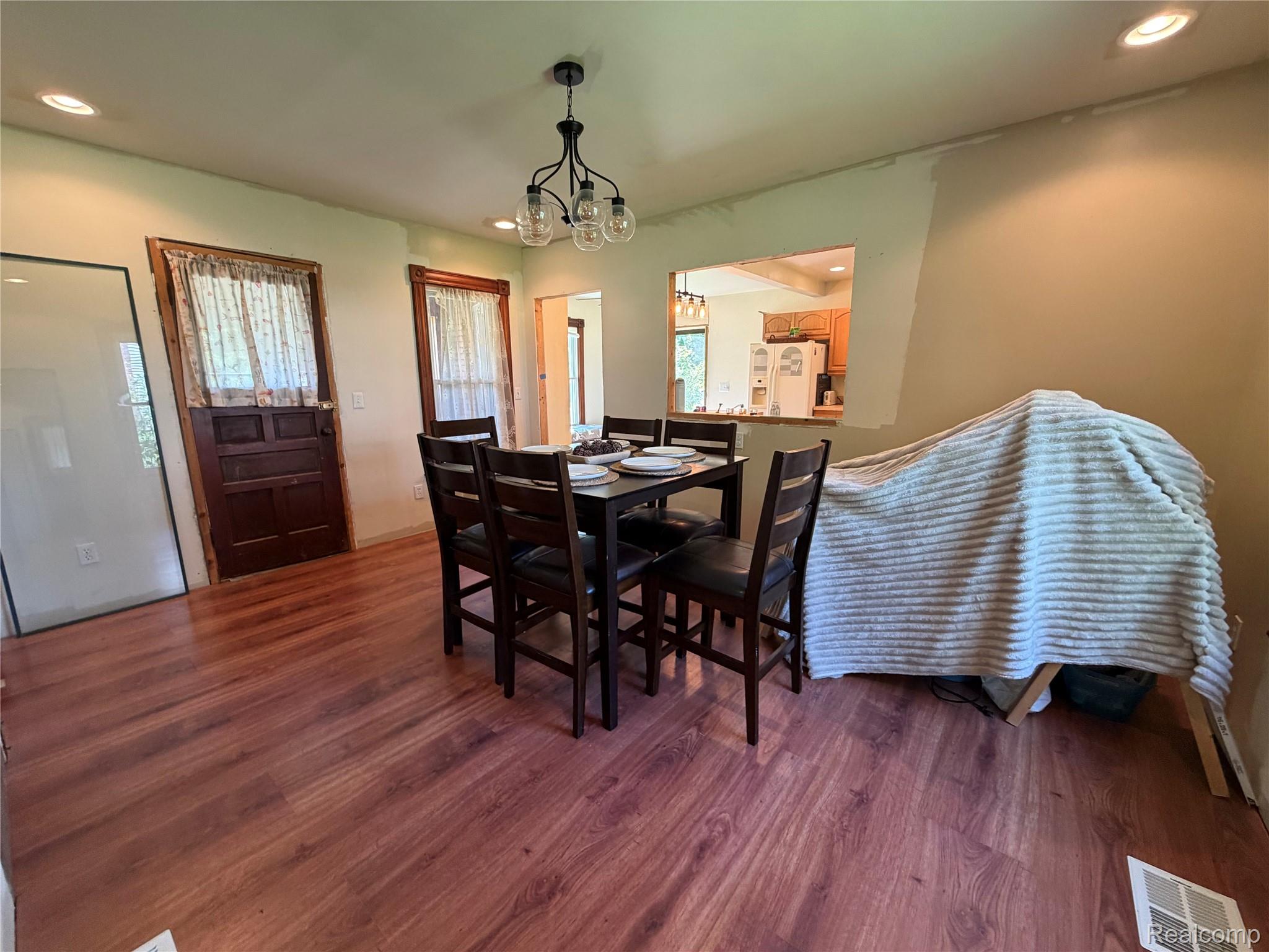 208 E Mill Street Property Photo 9