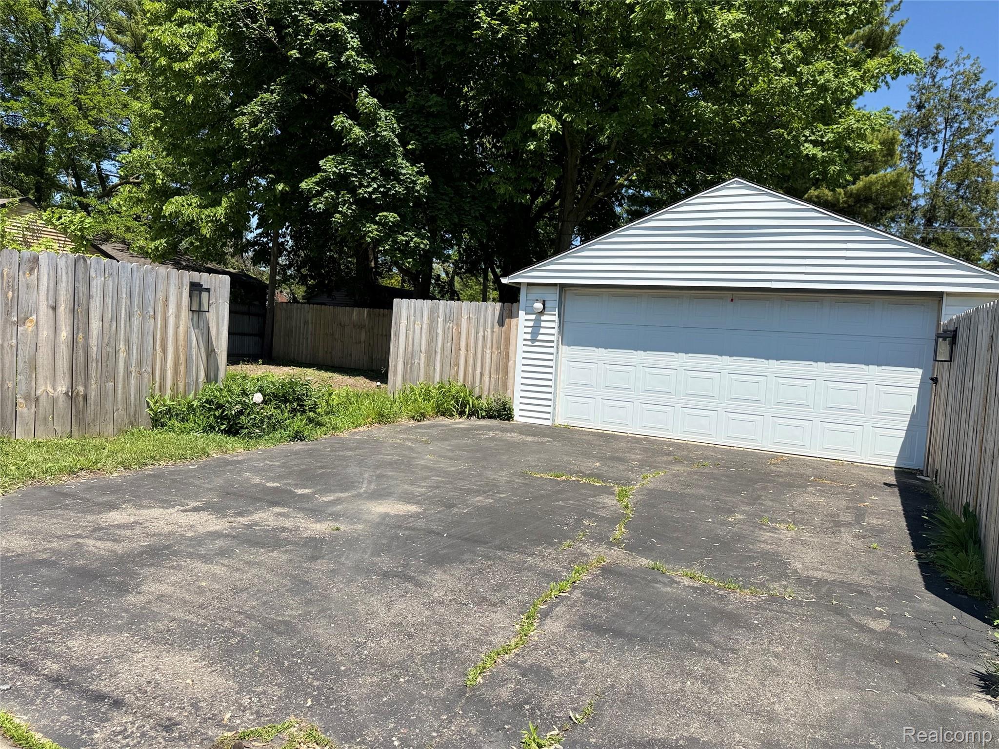 834 W Houstonia Avenue Property Photo 13