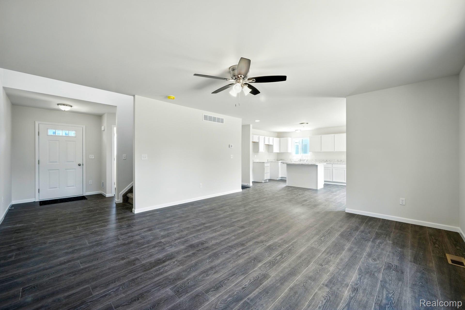 5751 Copper Tree Park Property Photo 4