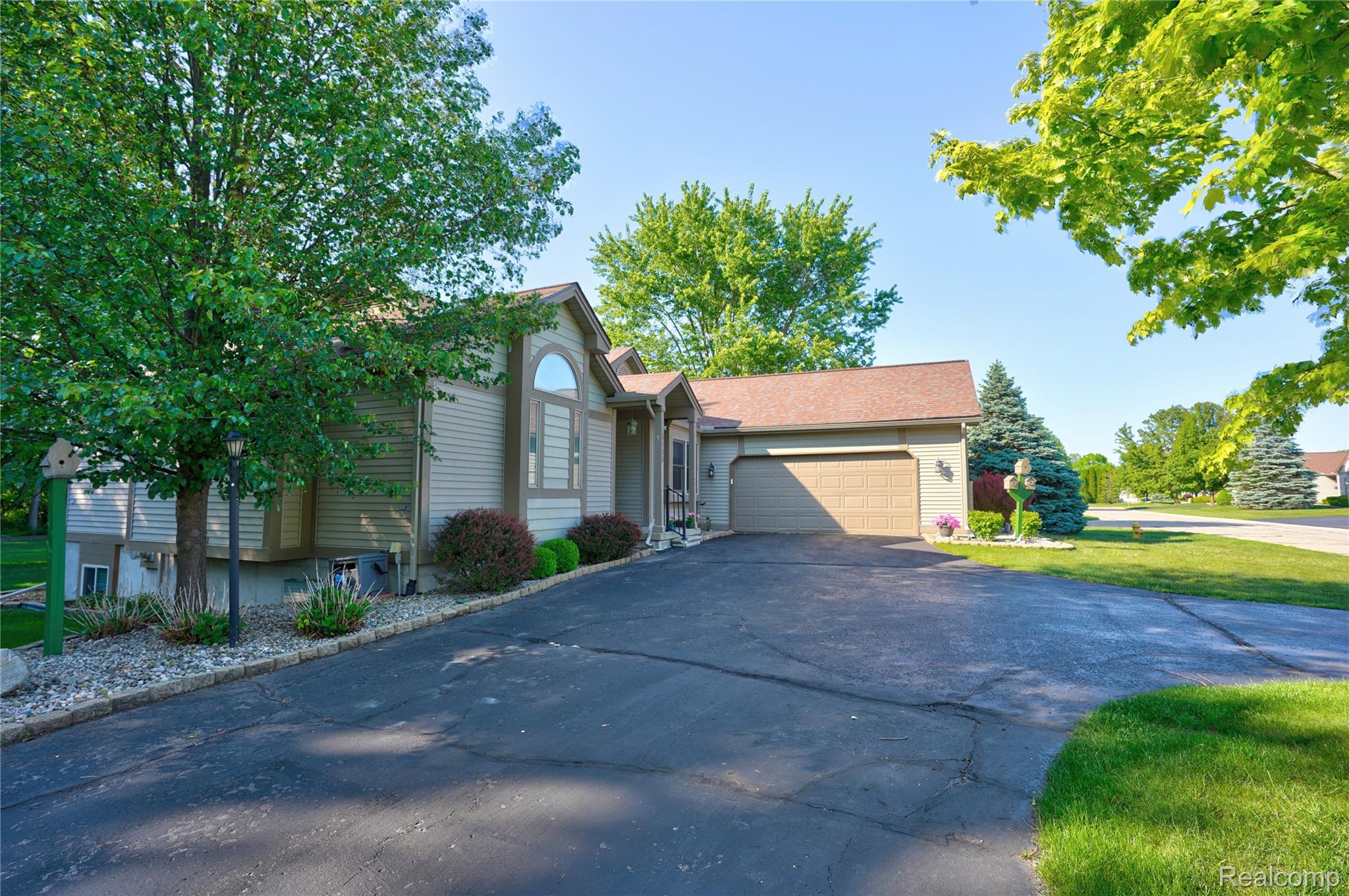 3433 Pinemeadow Court Property Photo 3