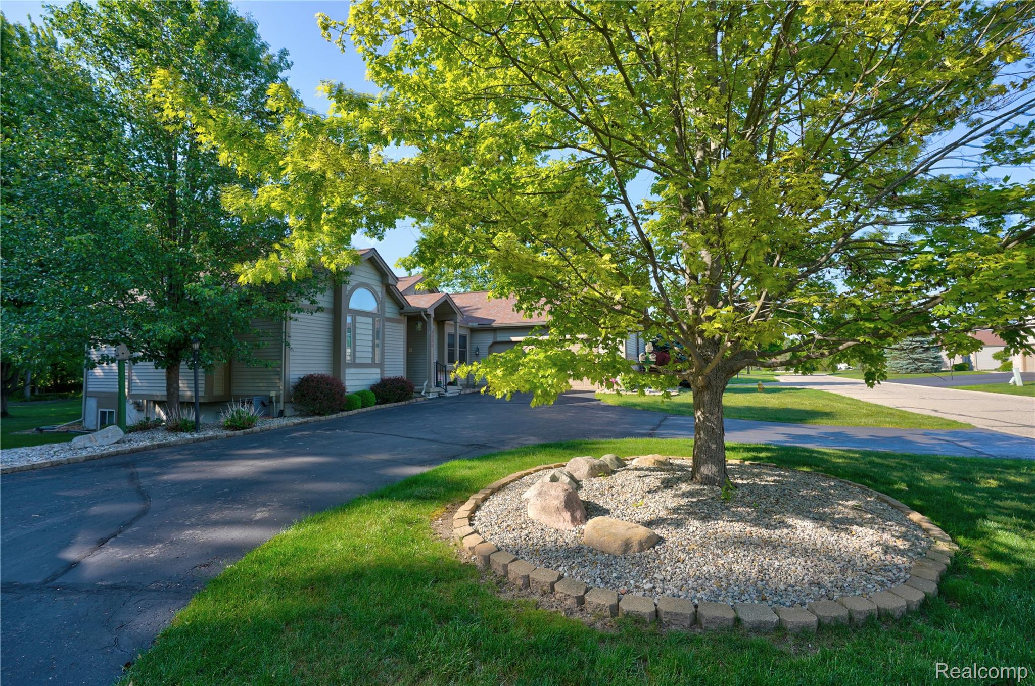 3433 Pinemeadow Court Property Photo 4