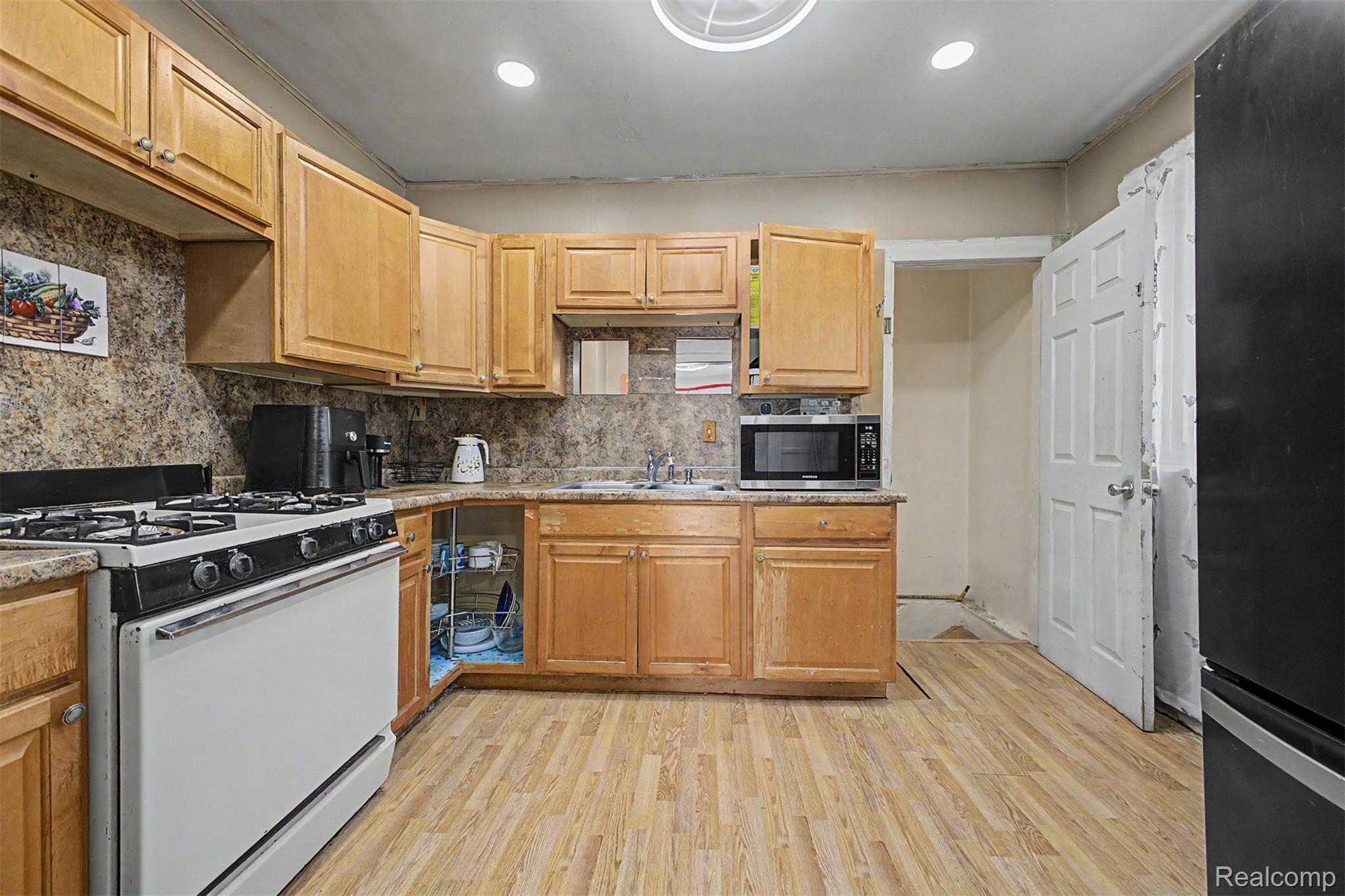 6808 Abington Avenue Property Photo 9