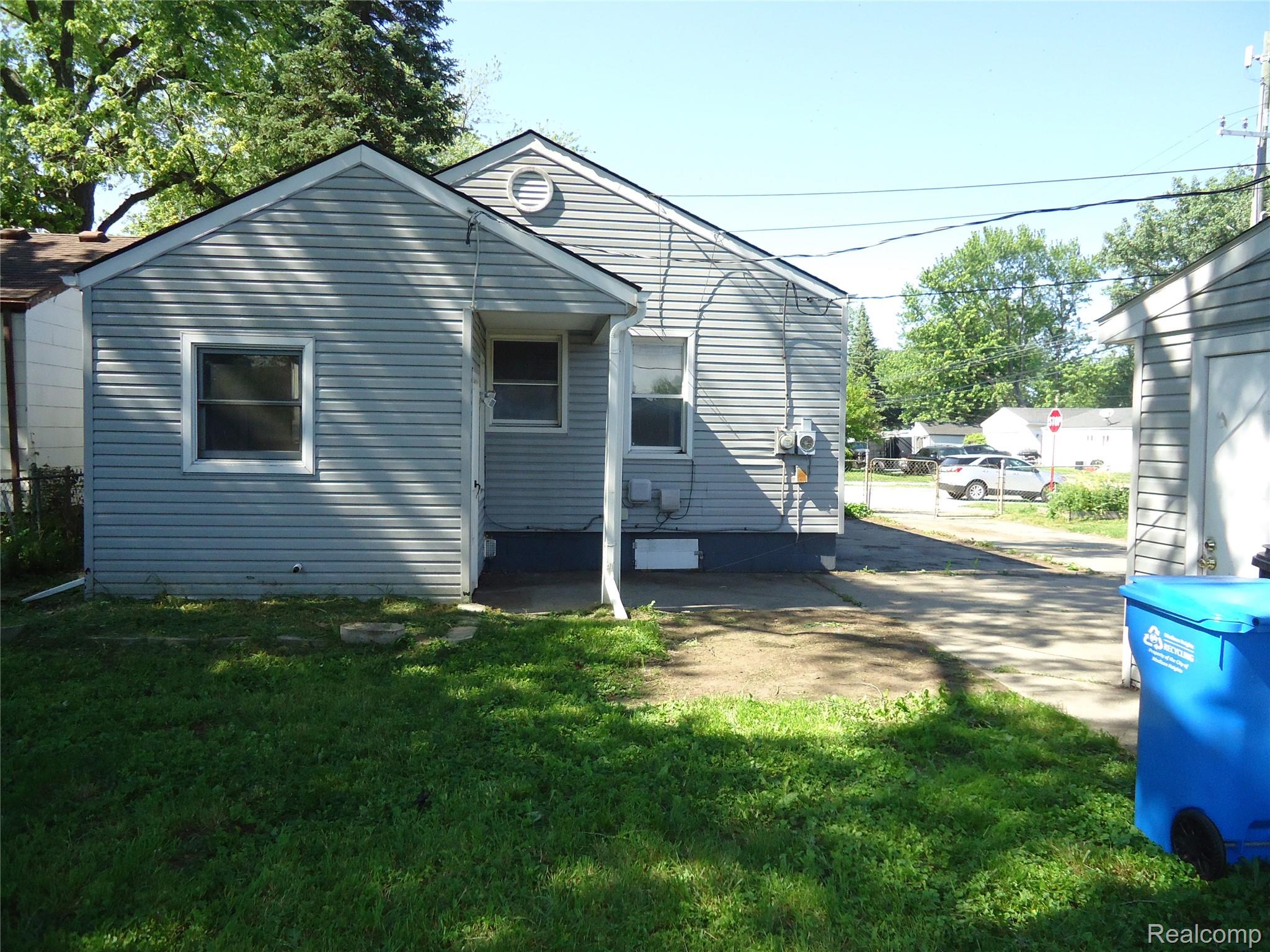 142 E Rowland Property Photo 8