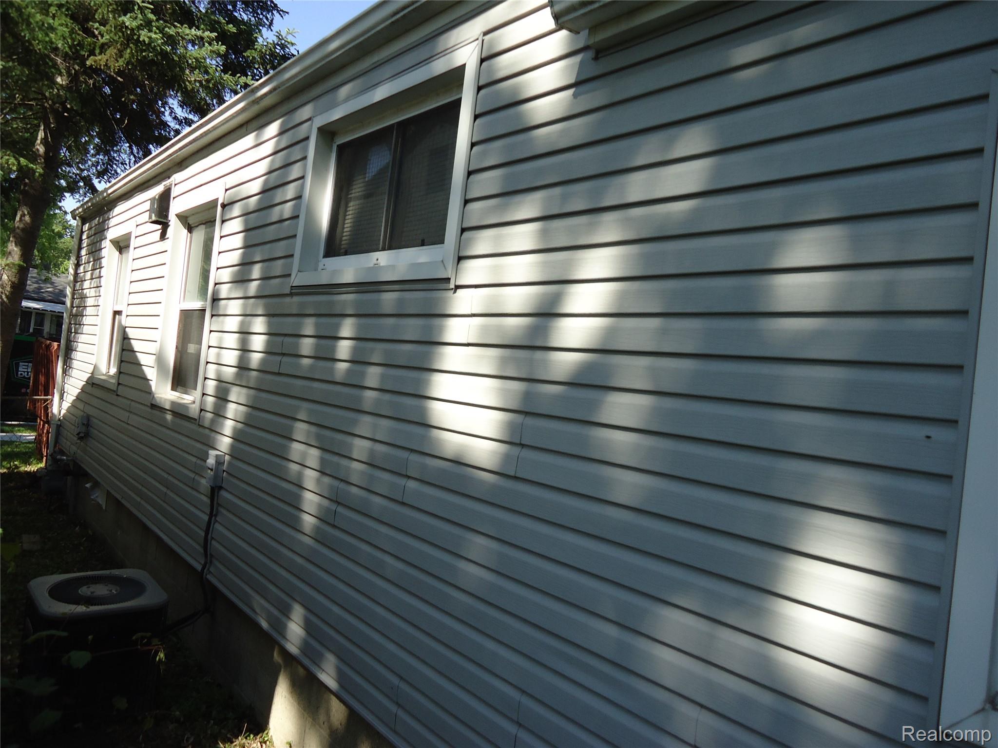 142 E Rowland Property Photo 10