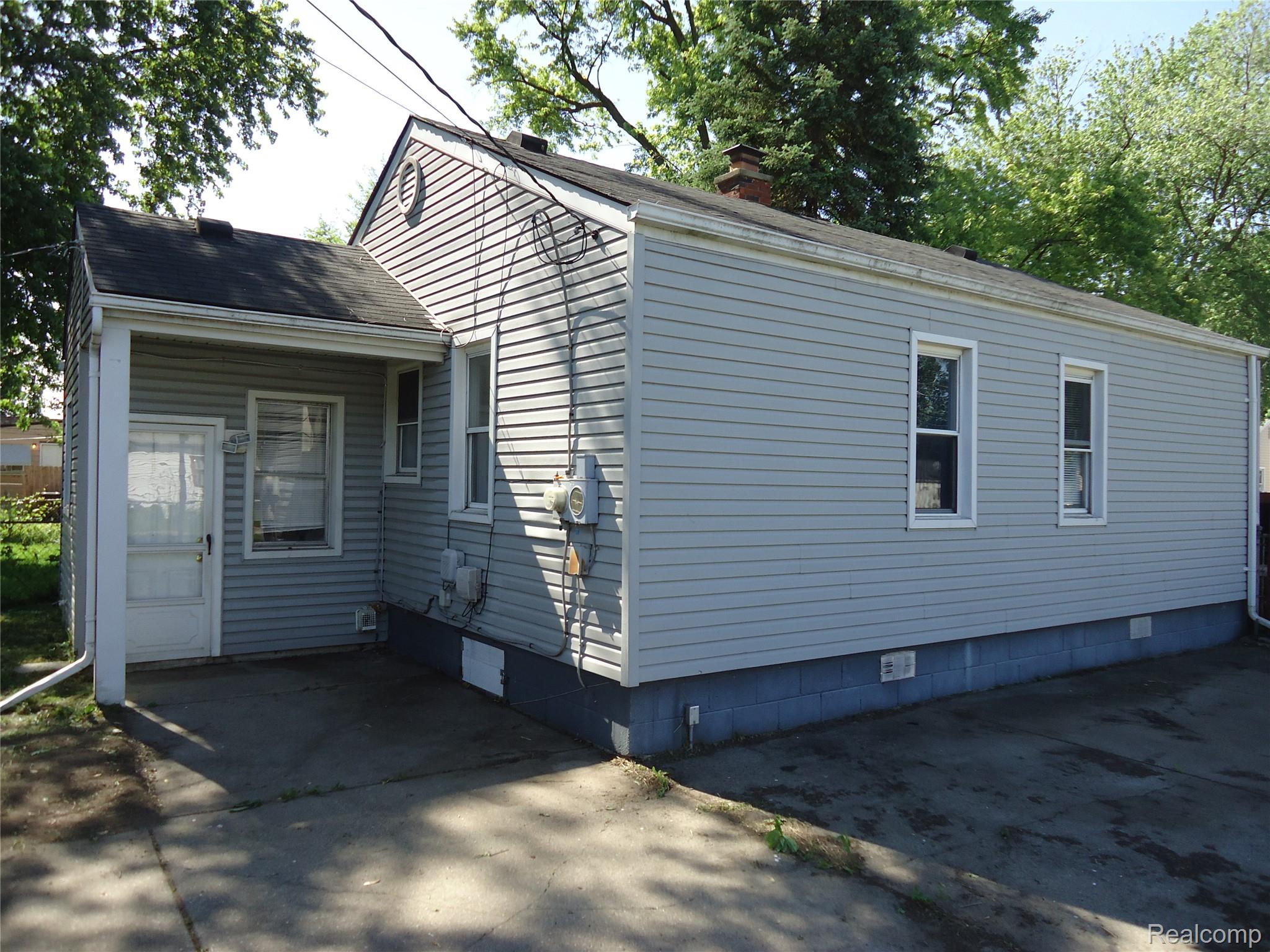 142 E Rowland Property Photo 13
