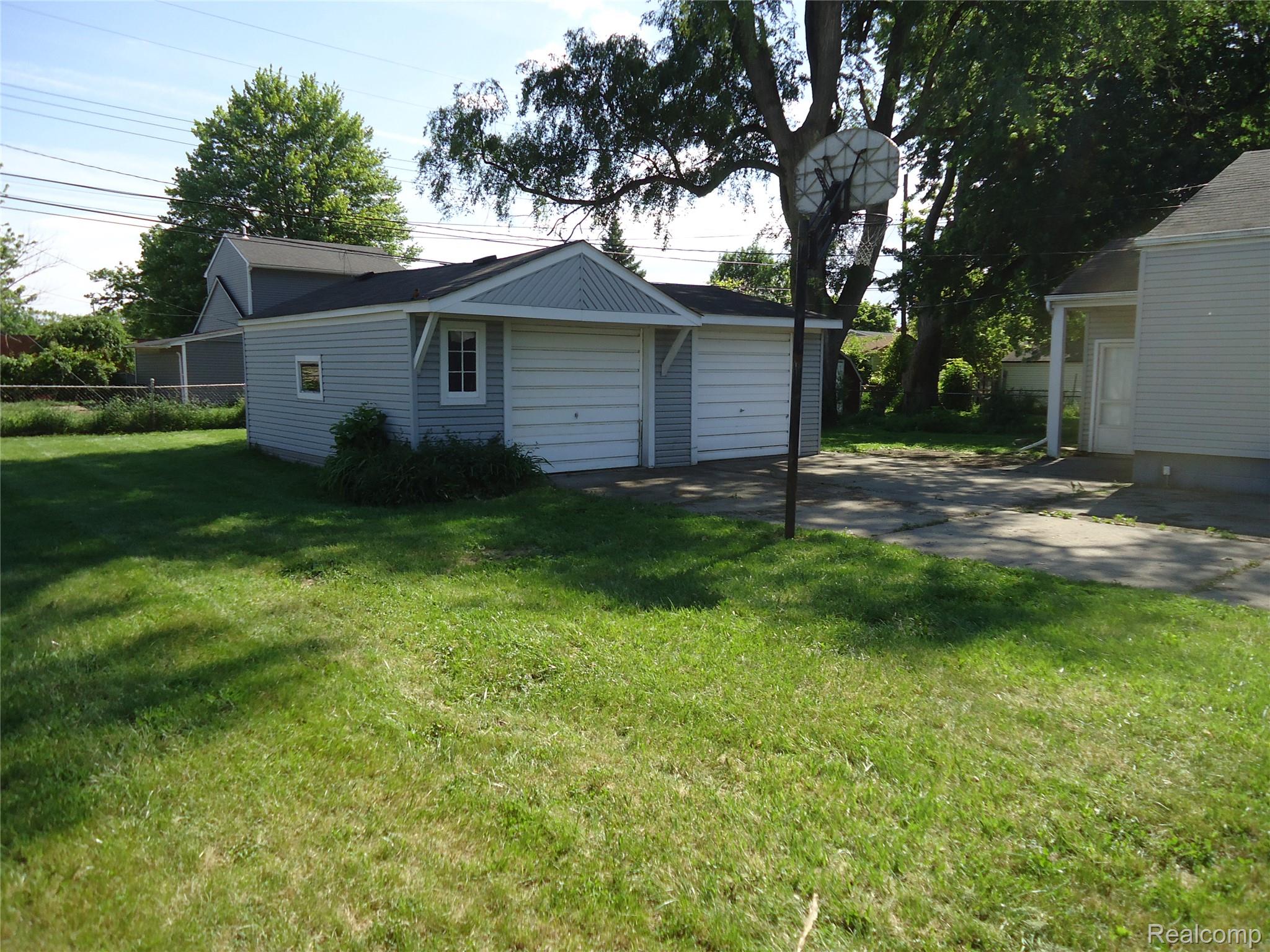 142 E Rowland Property Photo 15