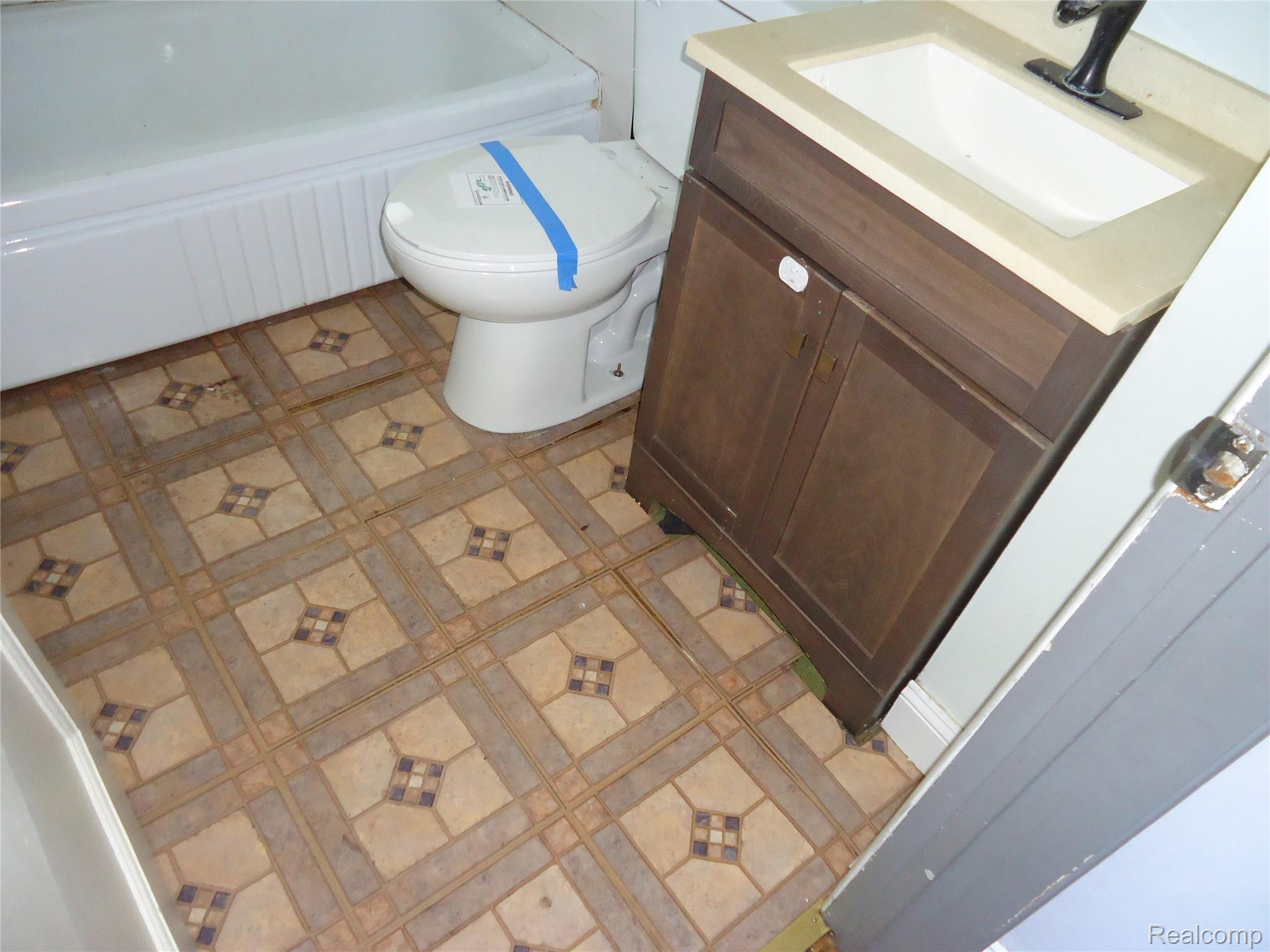 142 E Rowland Property Photo 24