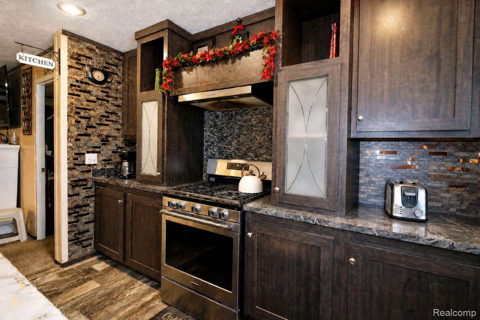 24445 Edwin Drive Property Photo 10