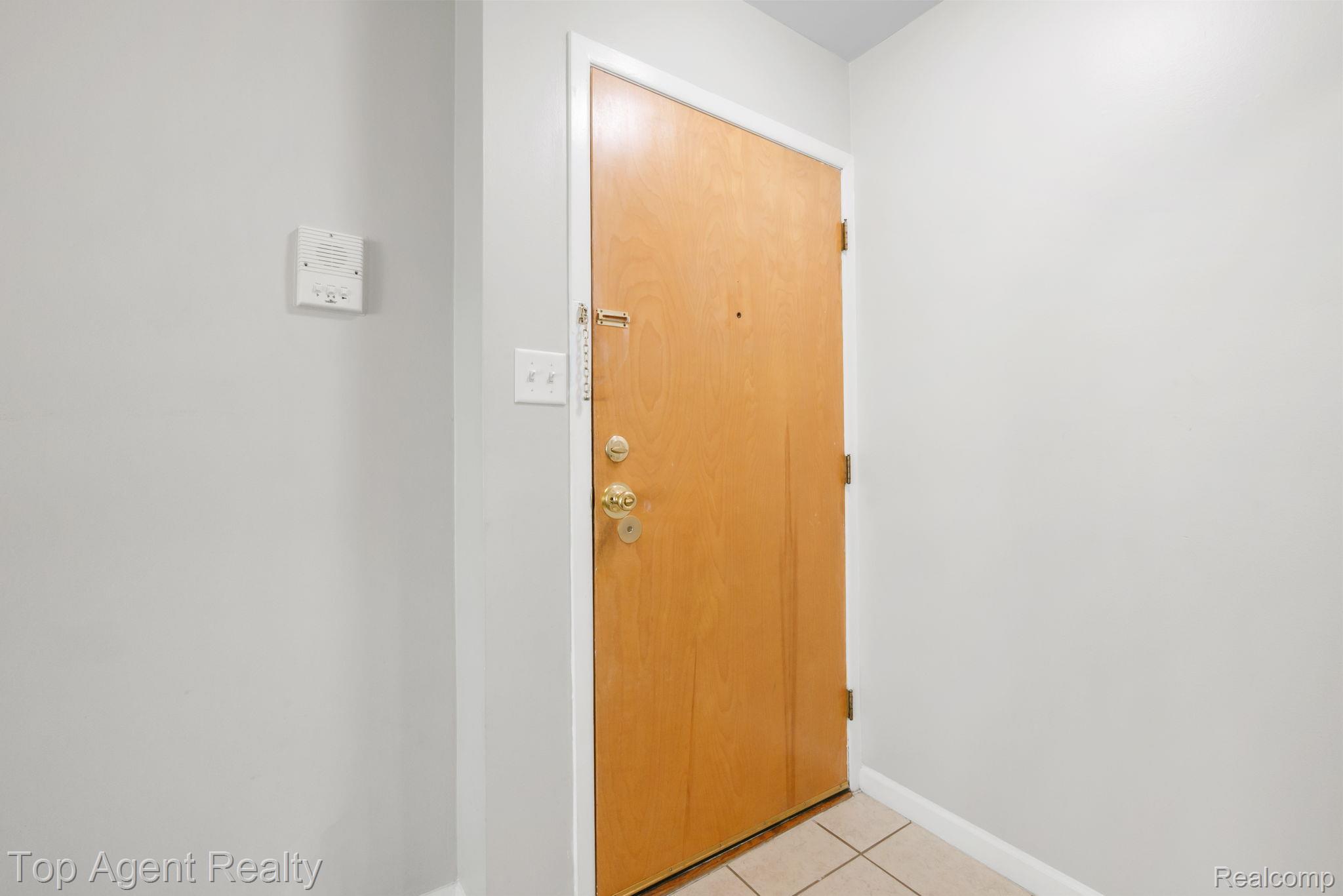 8657 Kennedy Circle 7 Property Photo 6