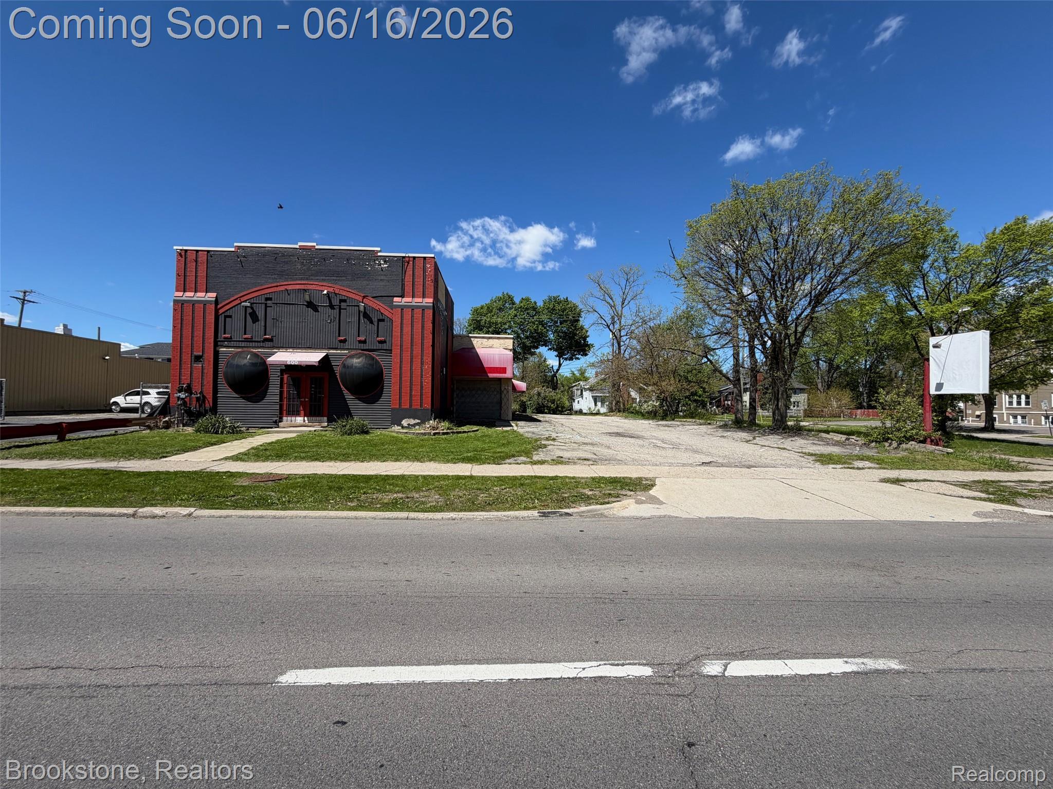 600 W Huron Street Property Photo 1
