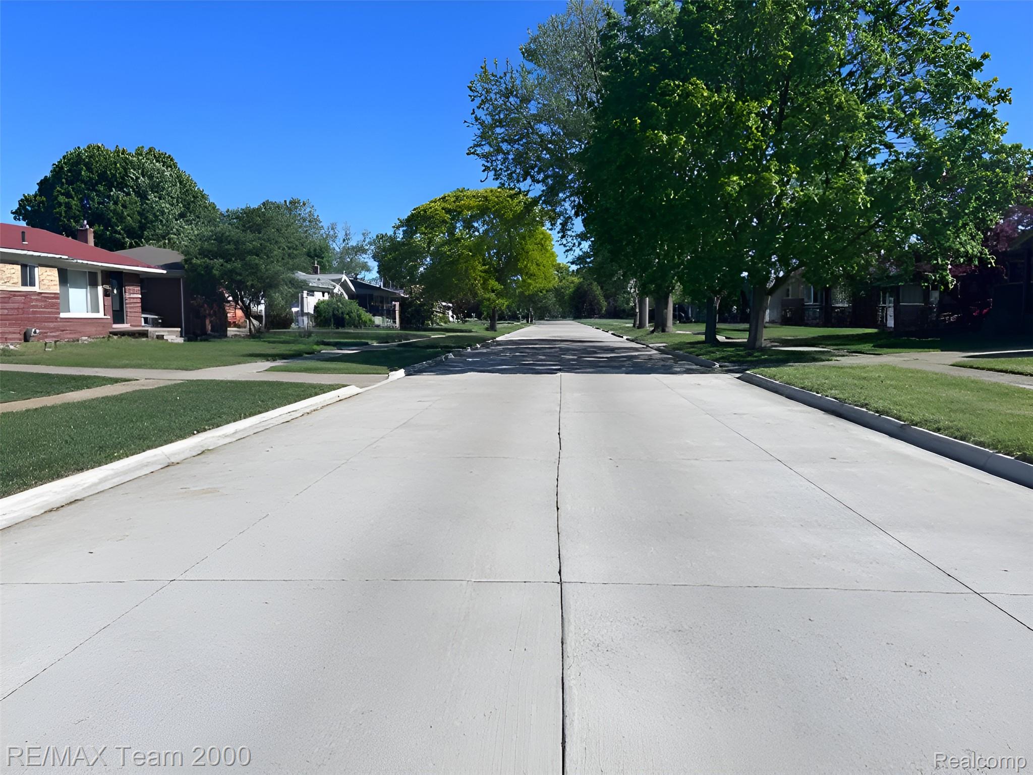25154 Huron Street Property Photo 6