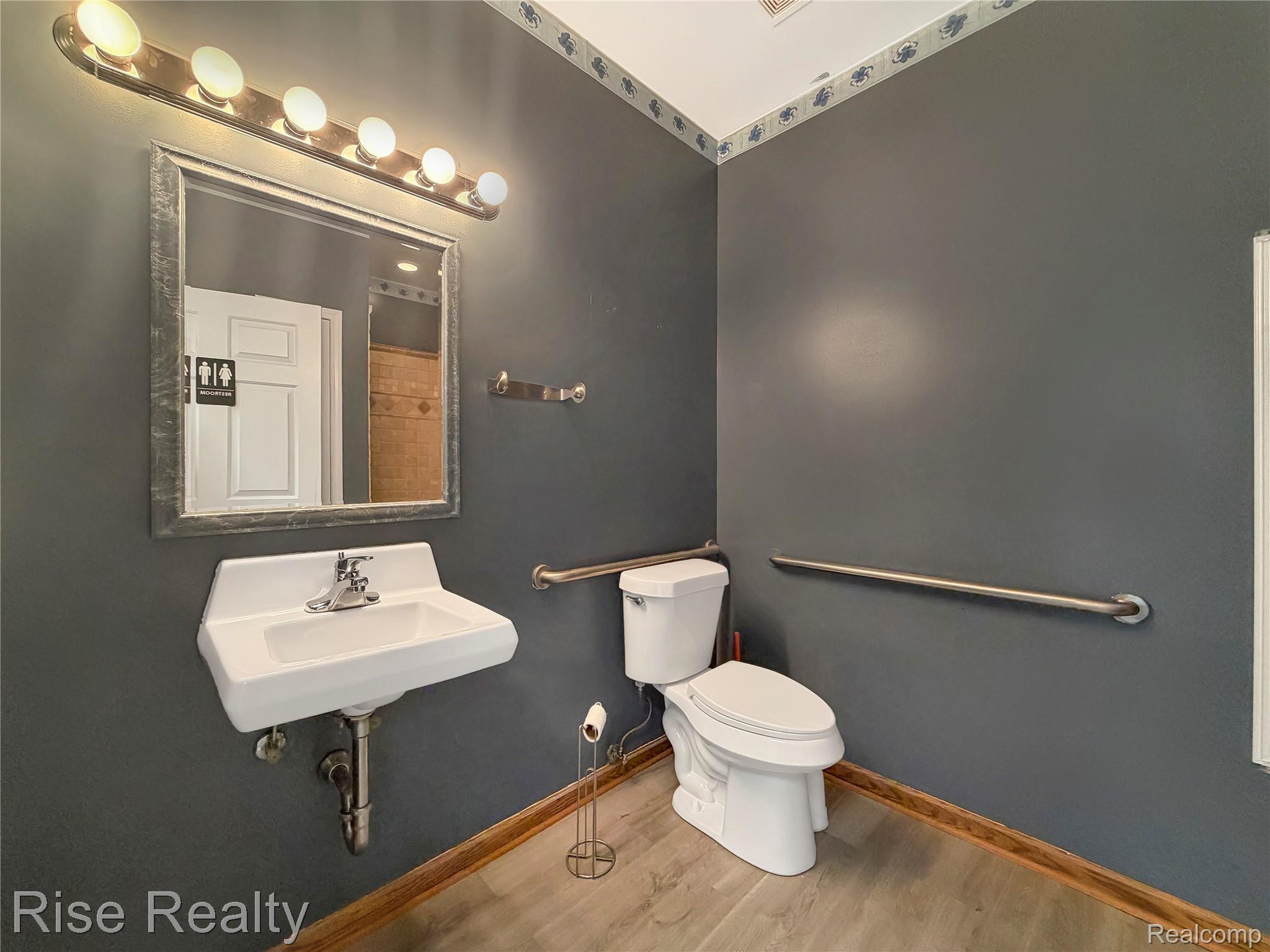 4449 S Saginaw Street Property Photo 7