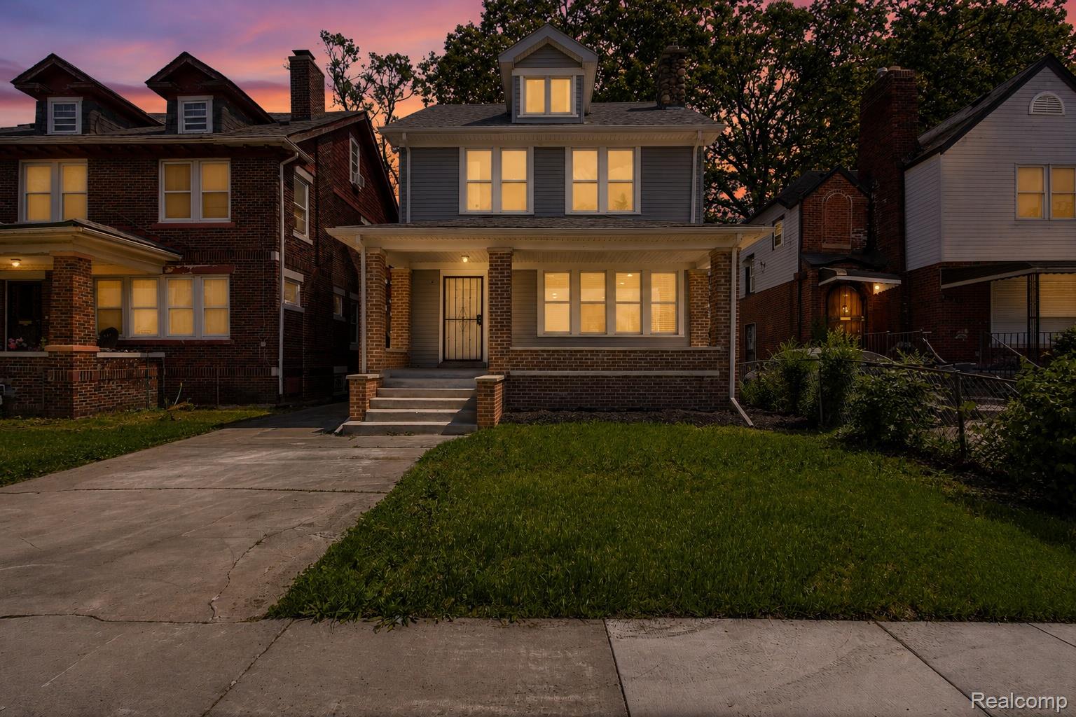 2025 Lawrence Street Property Photo 3