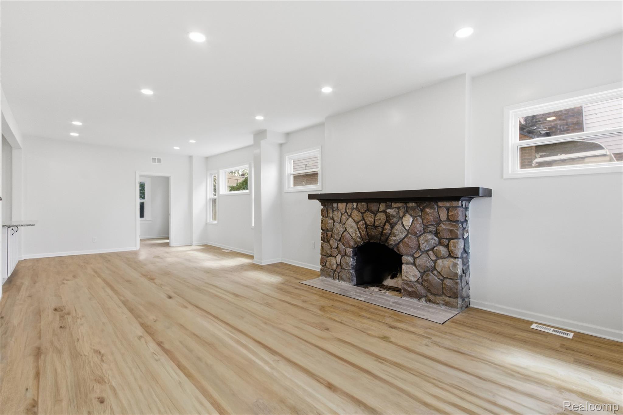 2025 Lawrence Street Property Photo 6