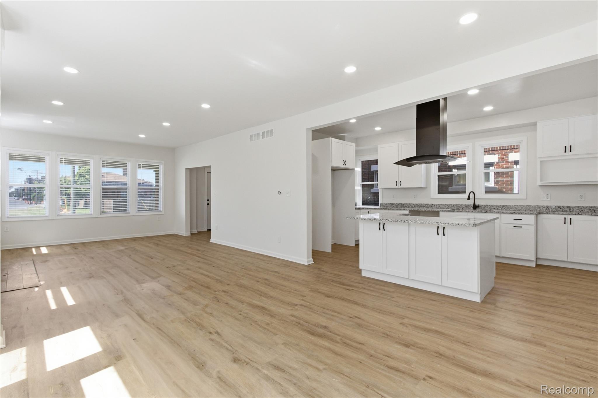 2025 Lawrence Street Property Photo 9