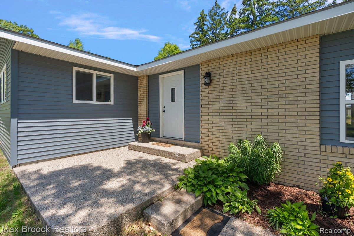 8580 Silver Creek Road Property Photo 6