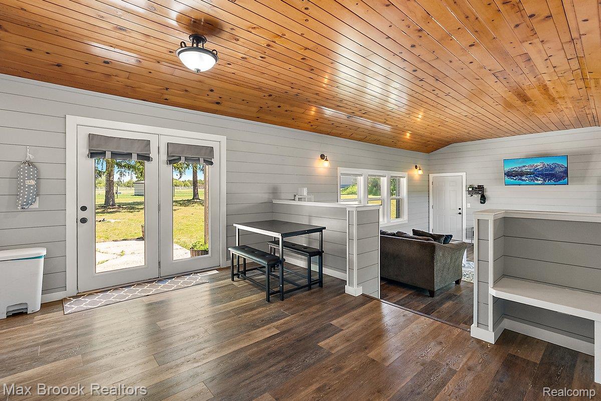 8580 Silver Creek Road Property Photo 12