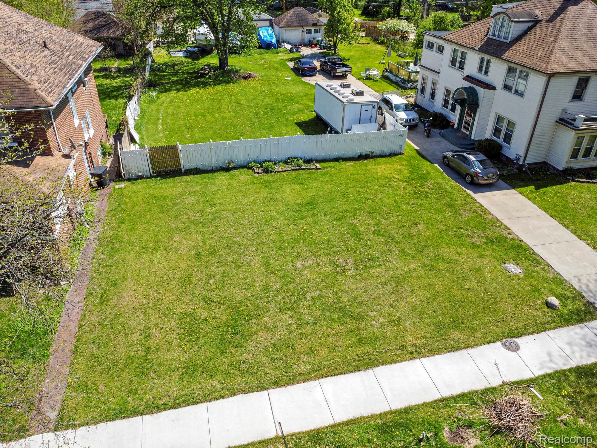 2231 N La Salle Gardens Property Photo 1