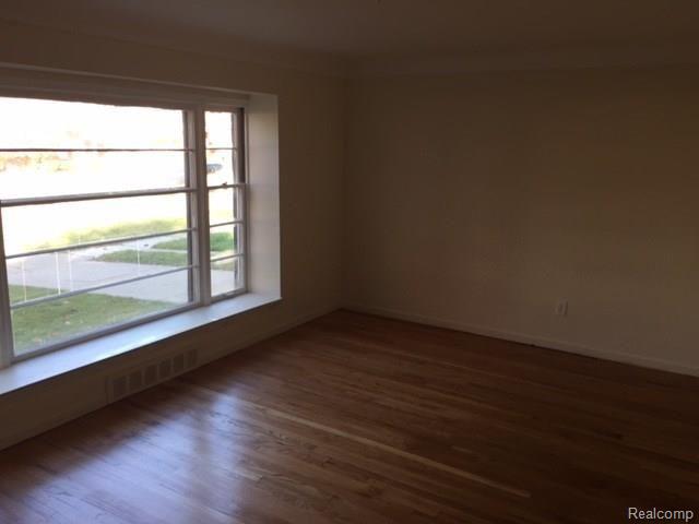 9554 Hazelton Property Photo 4