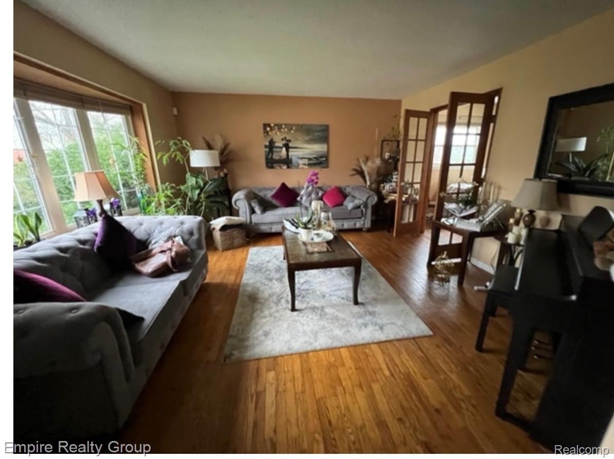 15401 Vivian Street Property Photo 4