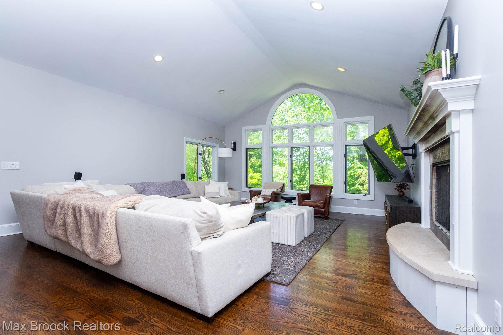6604 College Park Drive Property Photo 17