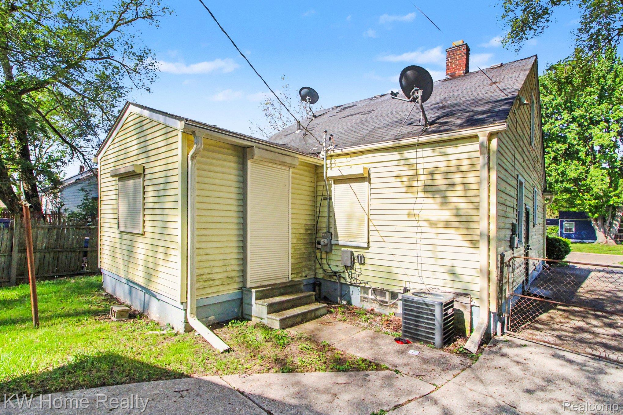18426 Winthrop Street Property Photo 15