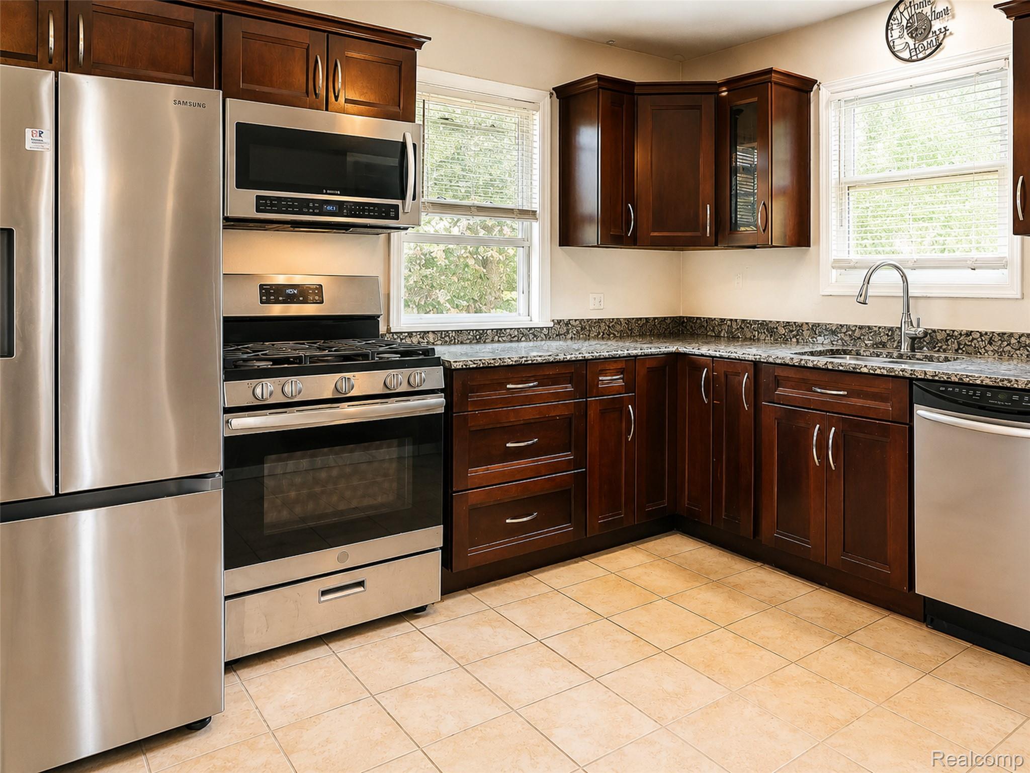 24362 Outer Drive Property Photo 14