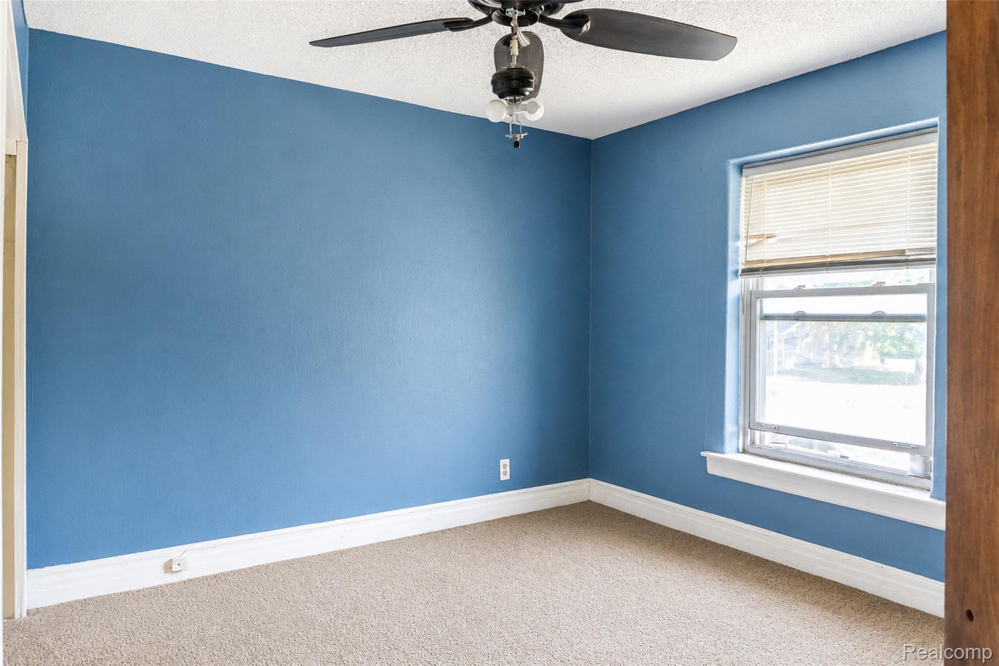 24362 Outer Drive Property Photo 27