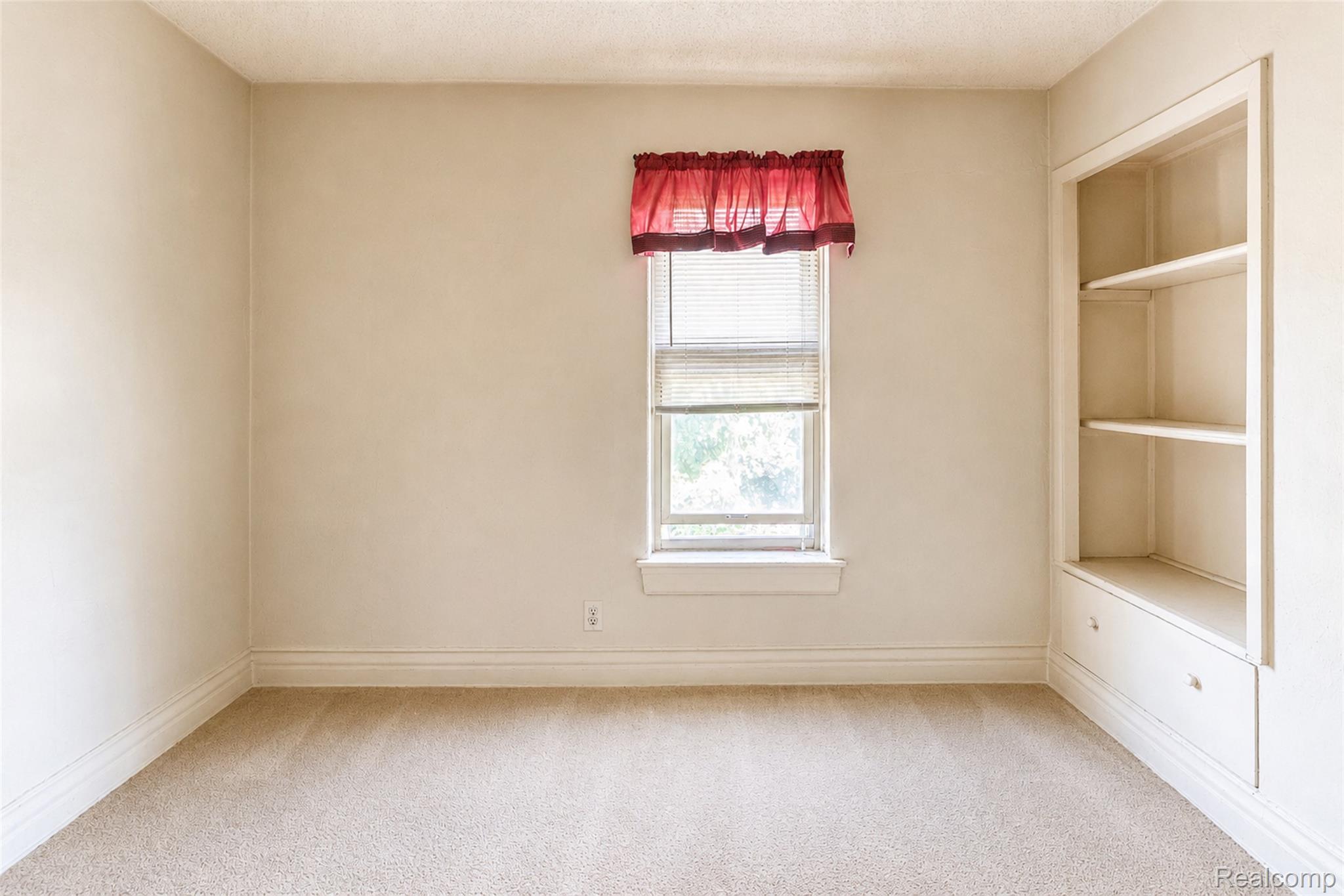 24362 Outer Drive Property Photo 29