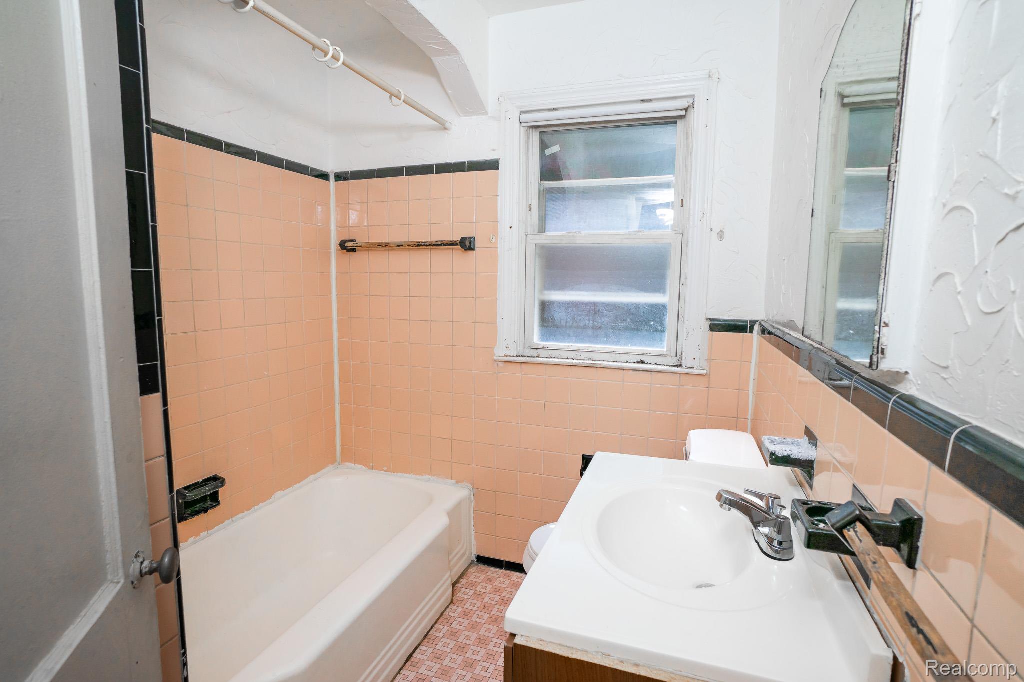 4224 W Davison Property Photo 7