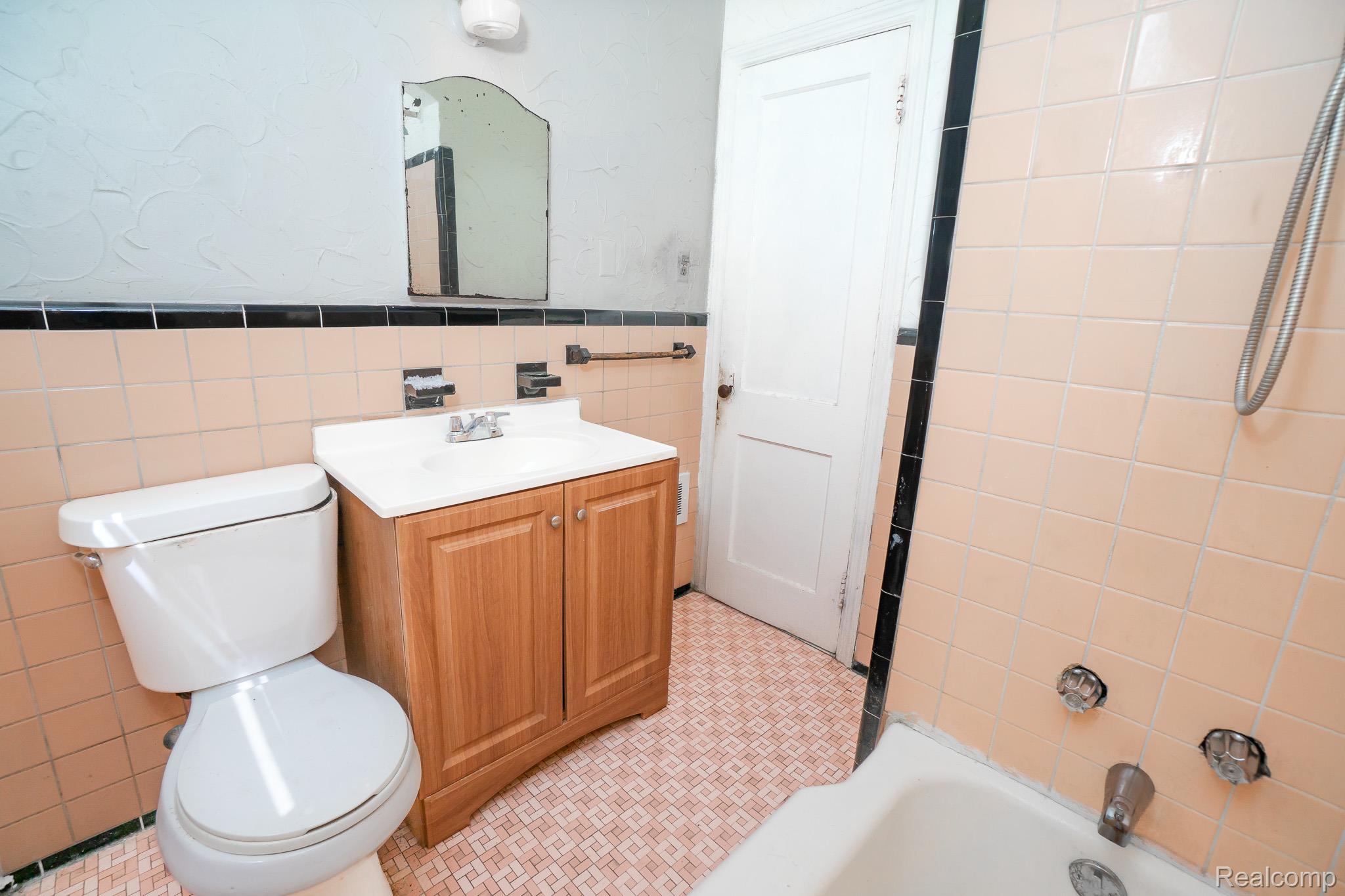 4224 W Davison Property Photo 8