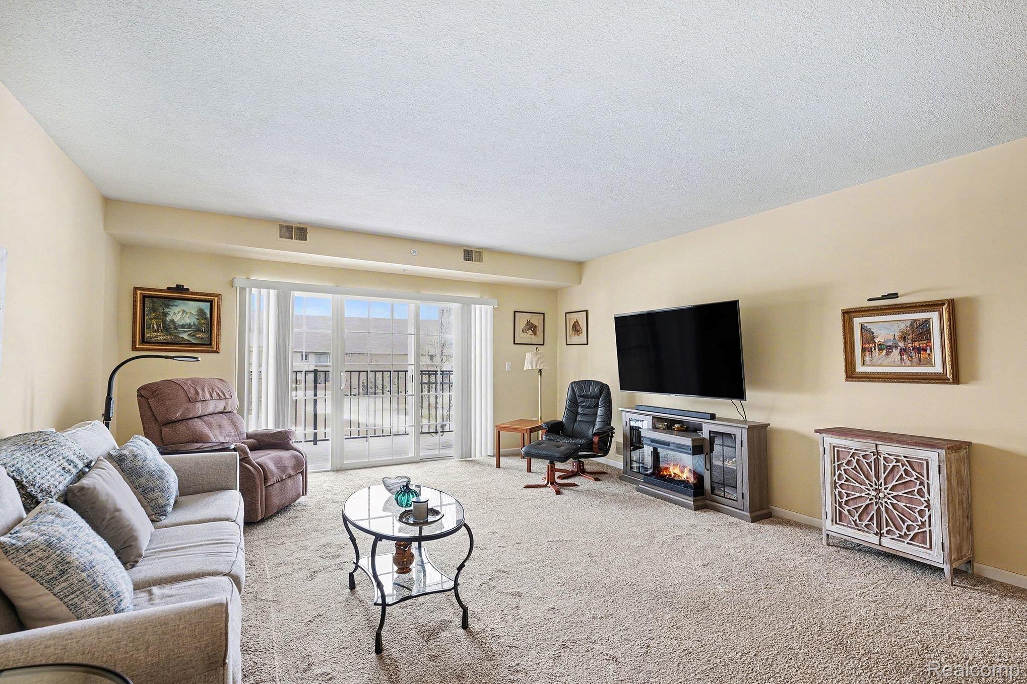 2104 Country Club Drive Property Photo 3