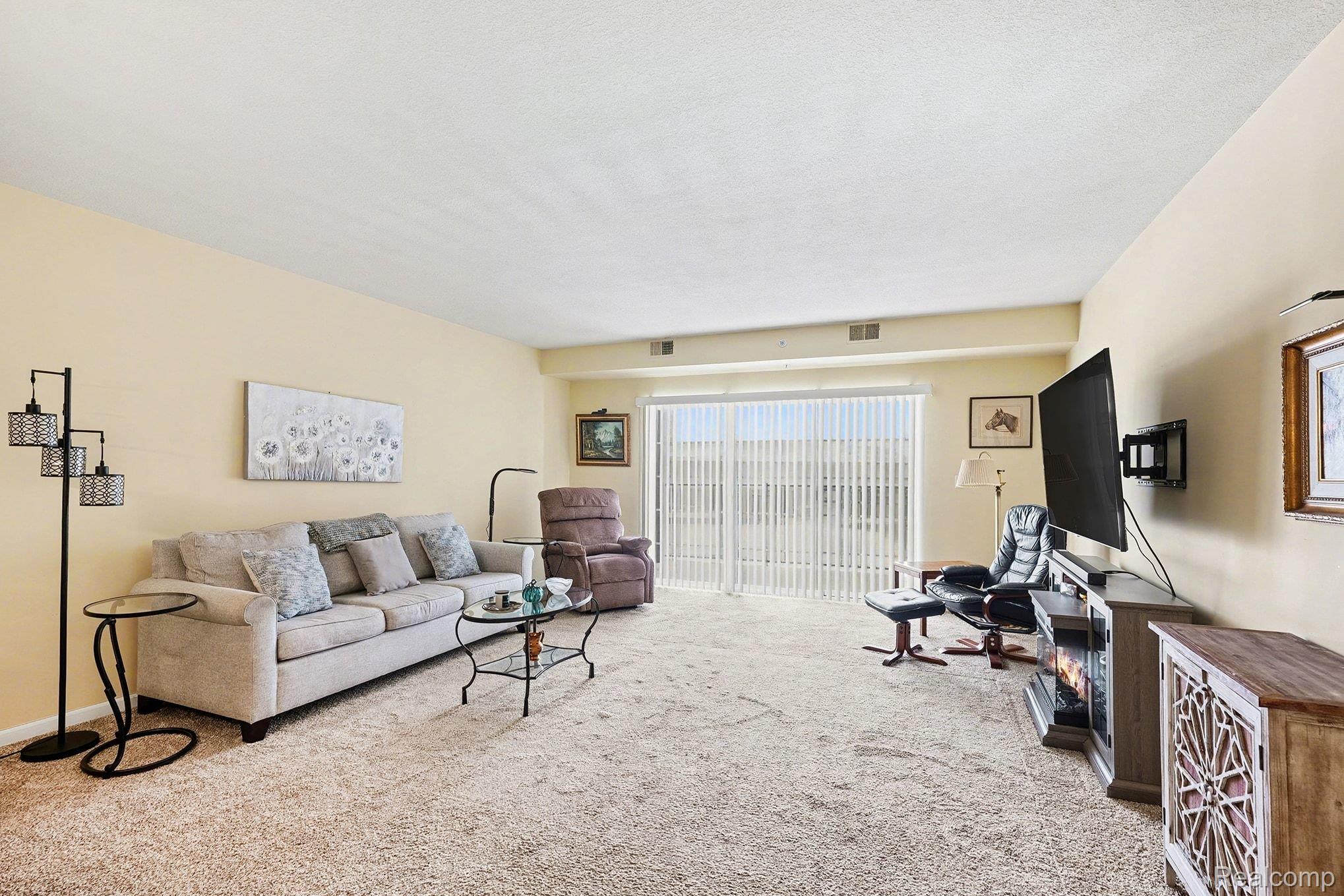 2104 Country Club Drive Property Photo 4