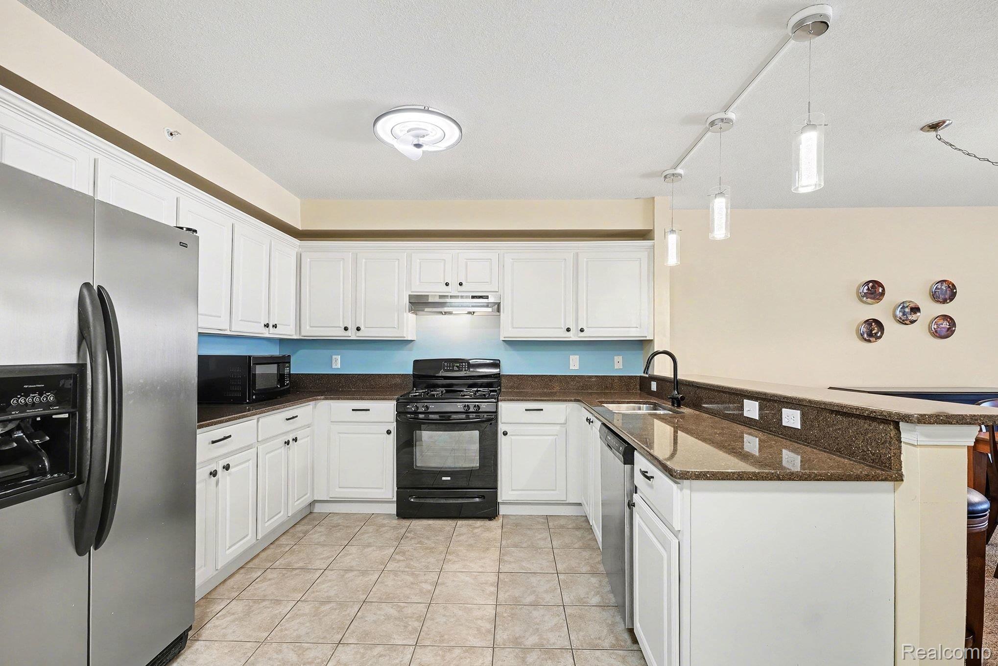 2104 Country Club Drive Property Photo 9