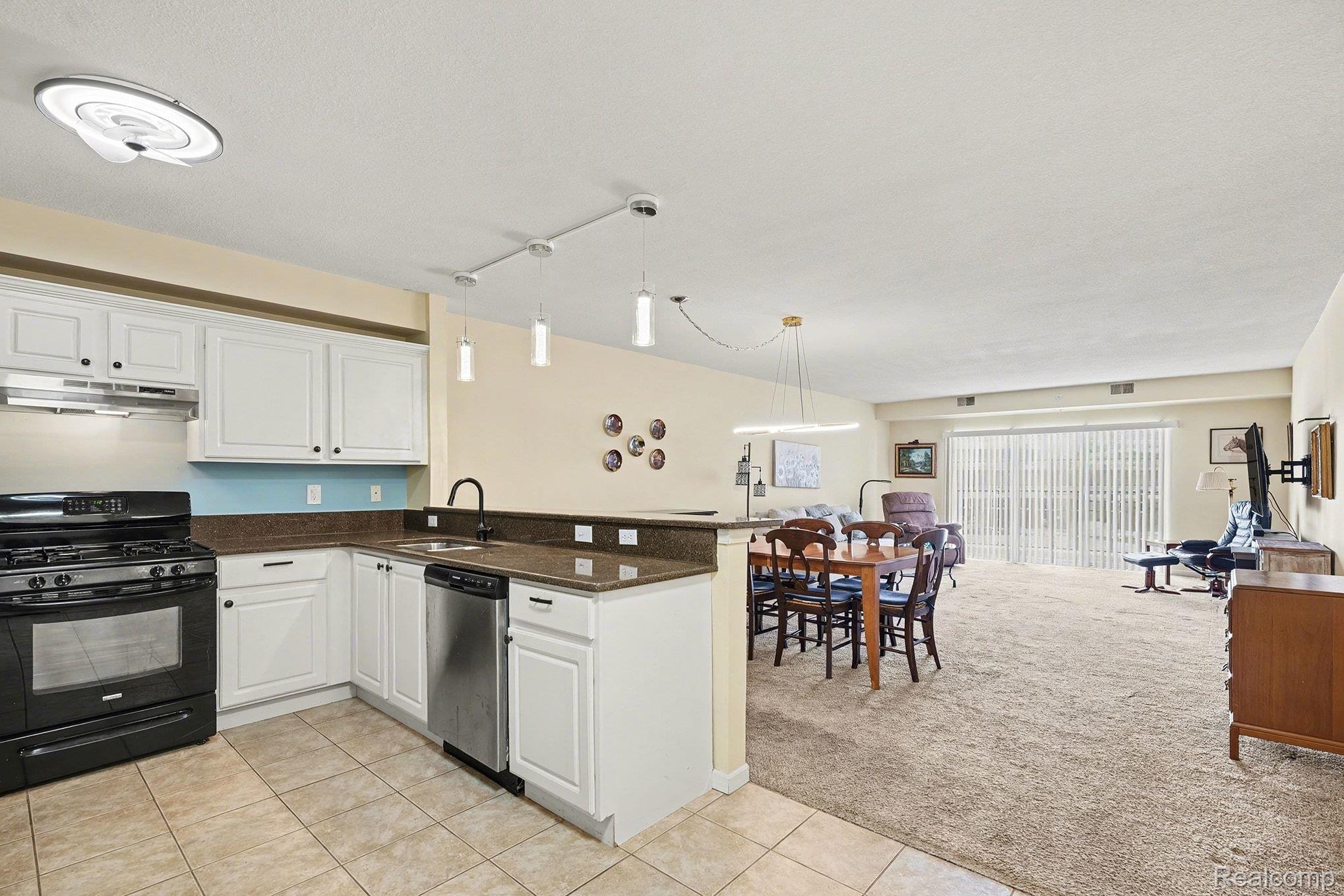 2104 Country Club Drive Property Photo 11