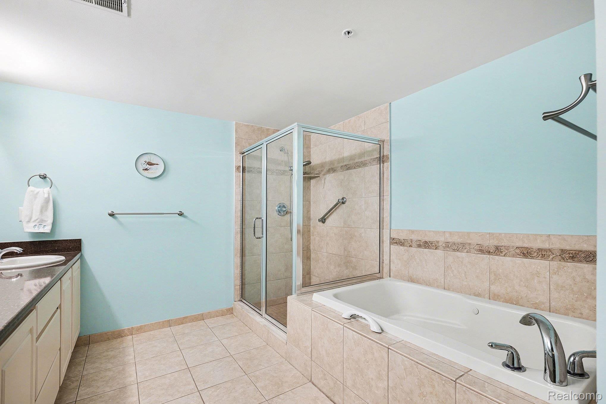 2104 Country Club Drive Property Photo 17
