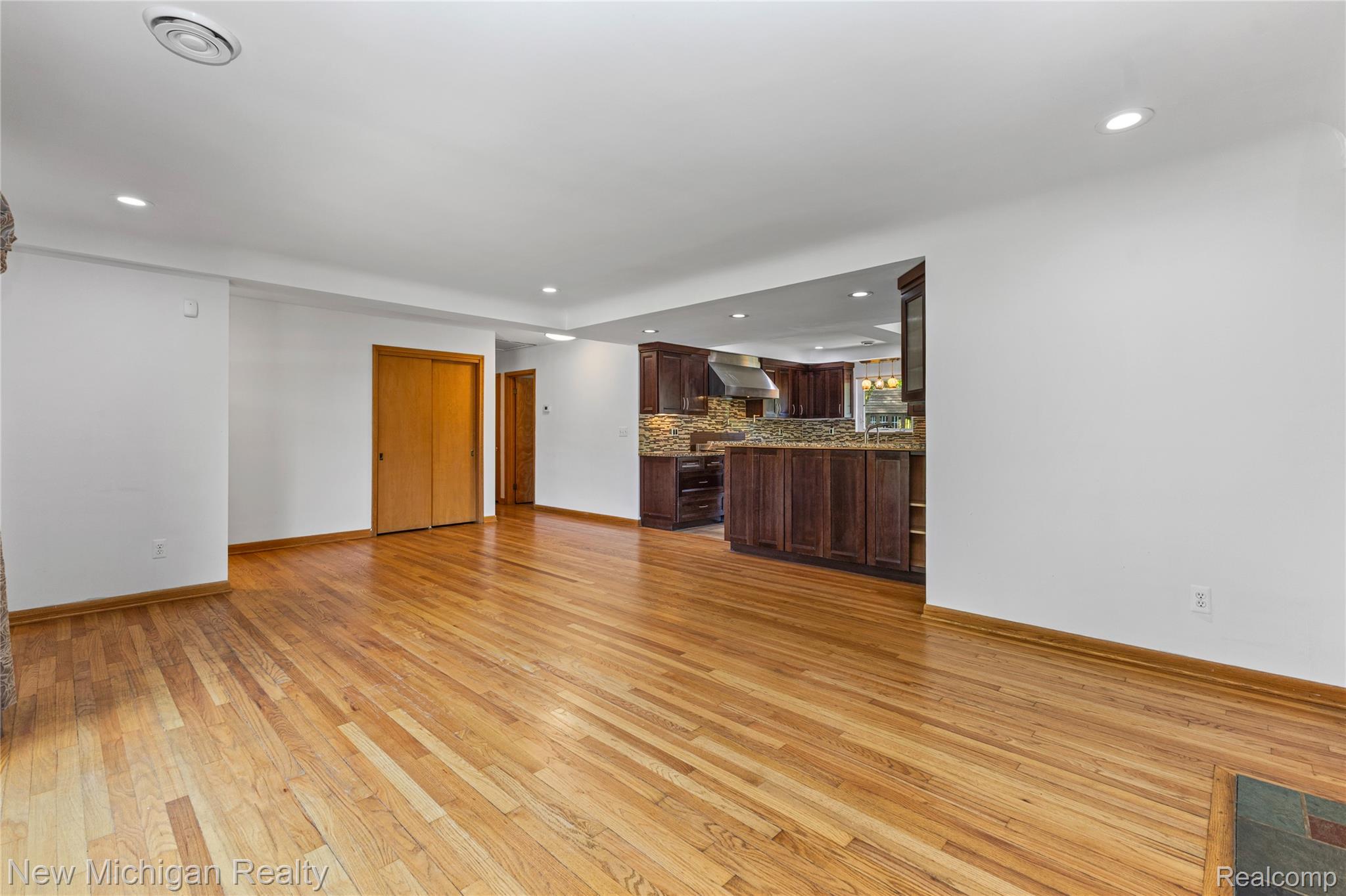 8359 Chicago Road Property Photo 9