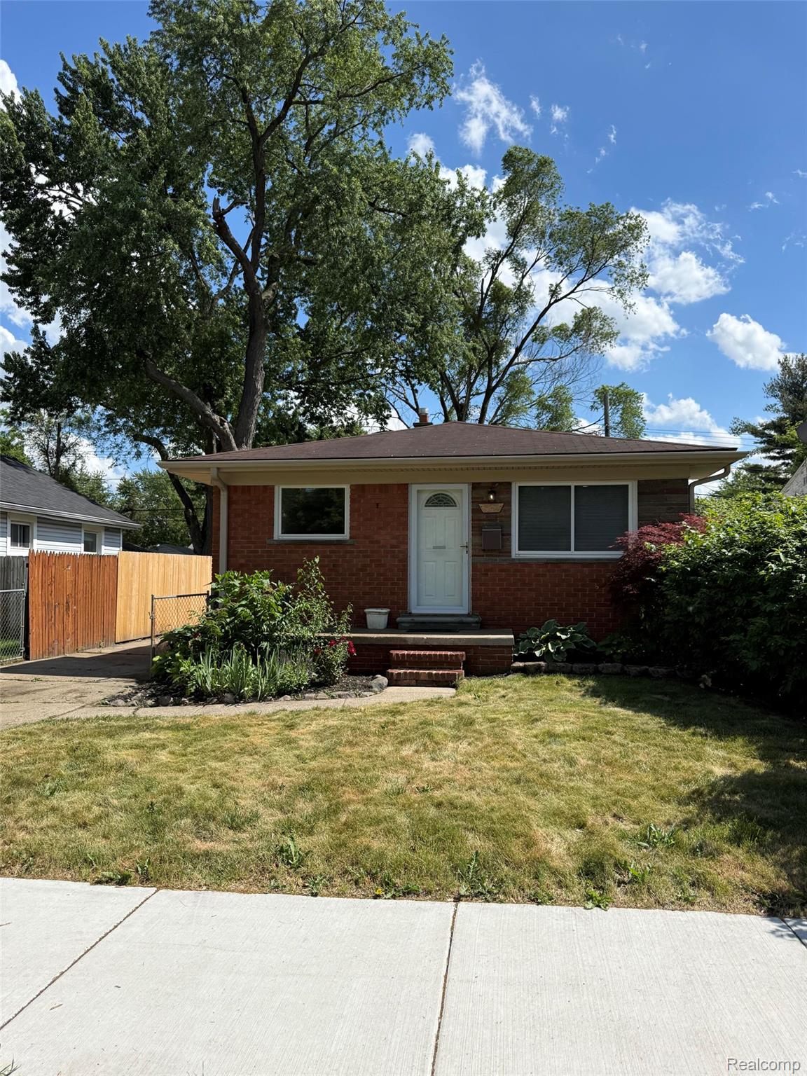 1512 E Jarvis Avenue Property Photo 1