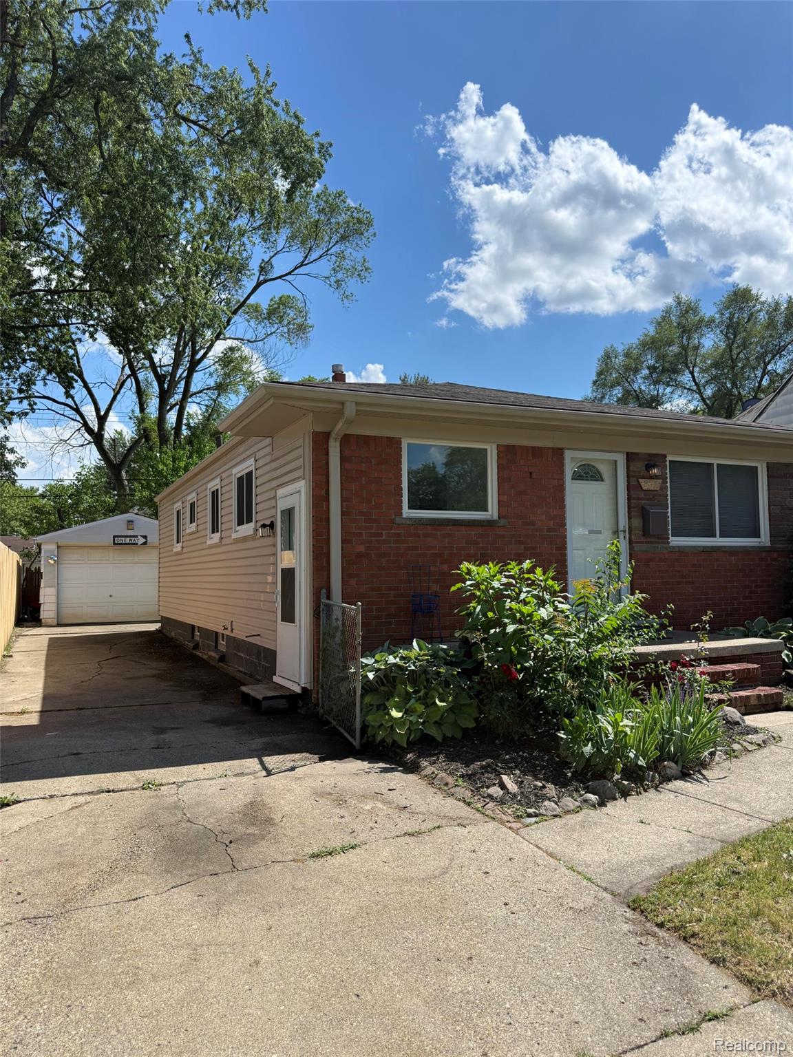1512 E Jarvis Avenue Property Photo 2