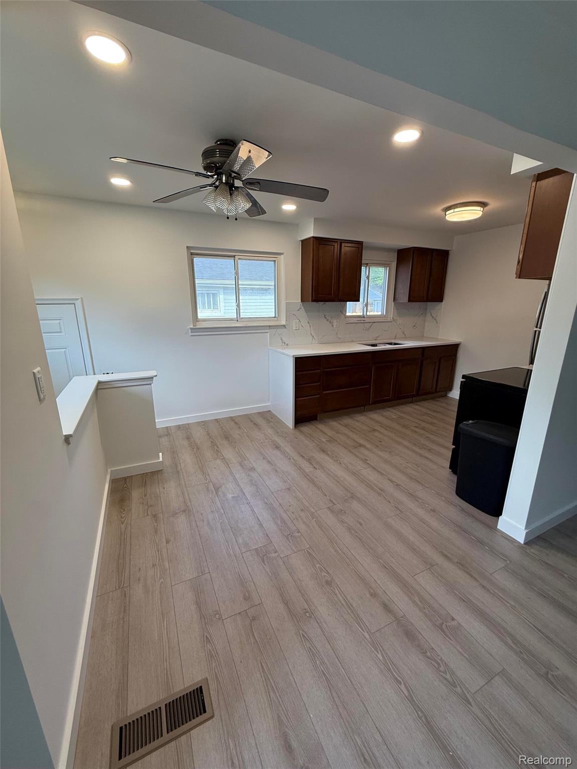 1512 E Jarvis Avenue Property Photo 3