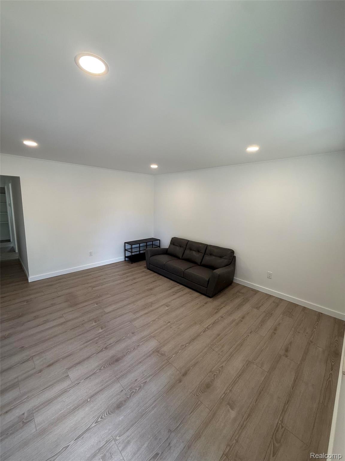 1512 E Jarvis Avenue Property Photo 4