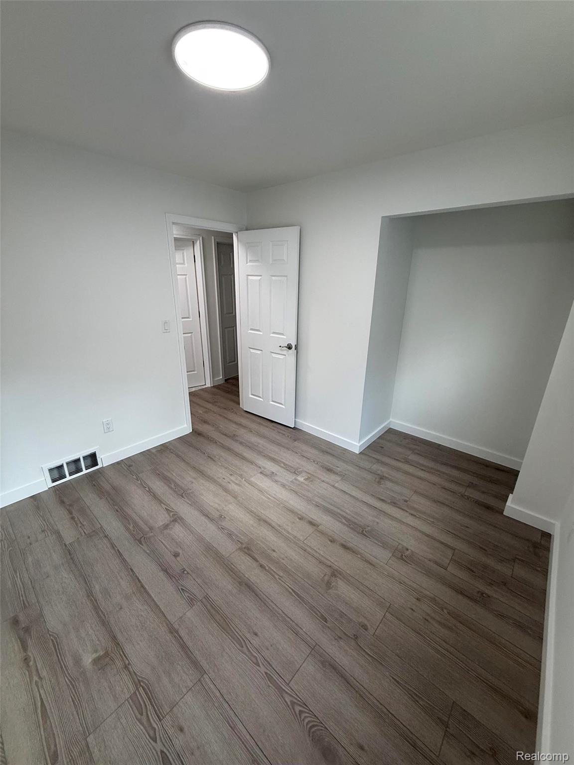 1512 E Jarvis Avenue Property Photo 5