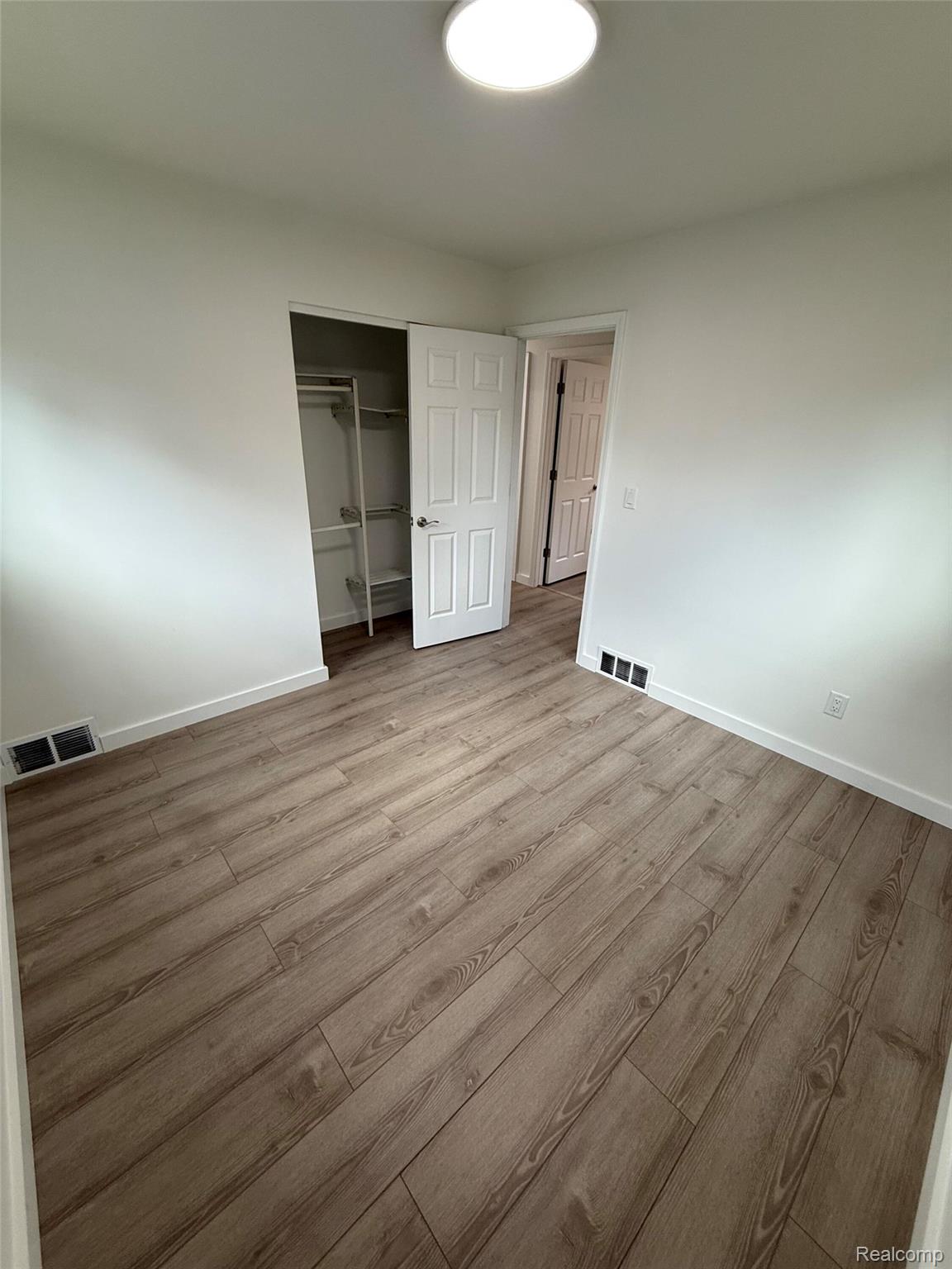 1512 E Jarvis Avenue Property Photo 6