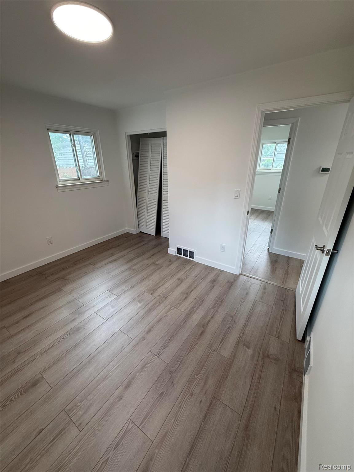 1512 E Jarvis Avenue Property Photo 7