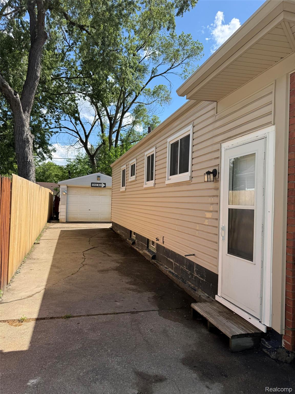 1512 E Jarvis Avenue Property Photo 9