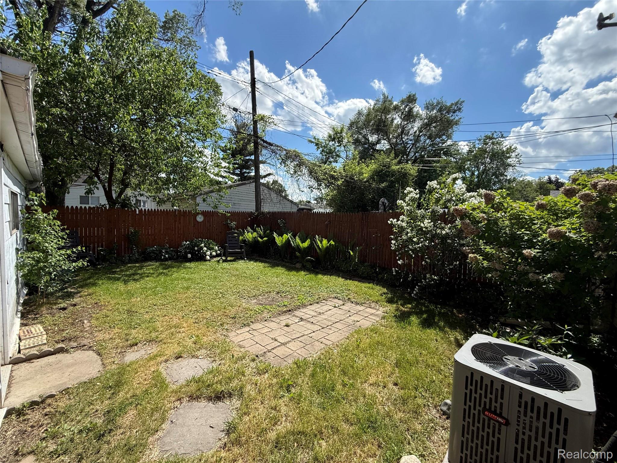 1512 E Jarvis Avenue Property Photo 10
